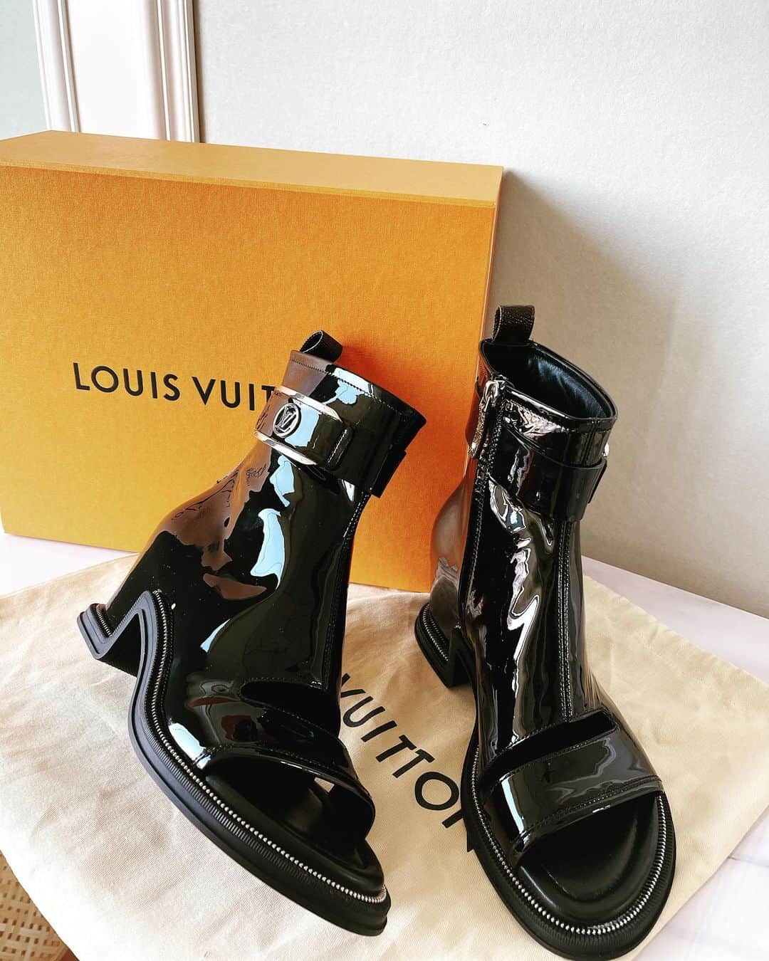 KIKIさんのインスタグラム写真 - (KIKIInstagram)「Thank you for the gift 🌟👢 @louisvuitton  #Louisvuitton #LVMoonlight #LVFW22」3月7日 22時20分 - hellokiki77