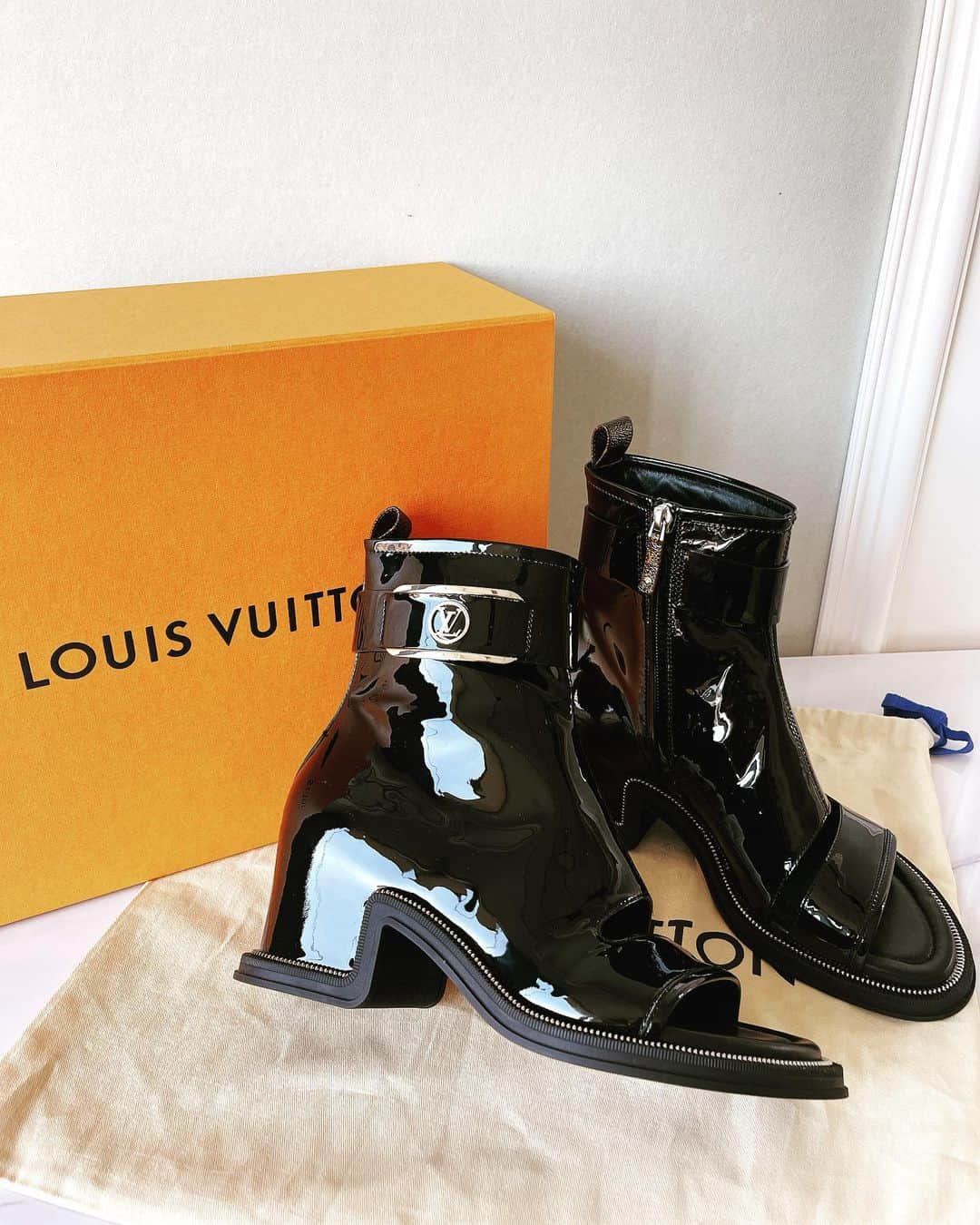 KIKIのインスタグラム：「Thank you for the gift 🌟👢 @louisvuitton  #Louisvuitton #LVMoonlight #LVFW22」