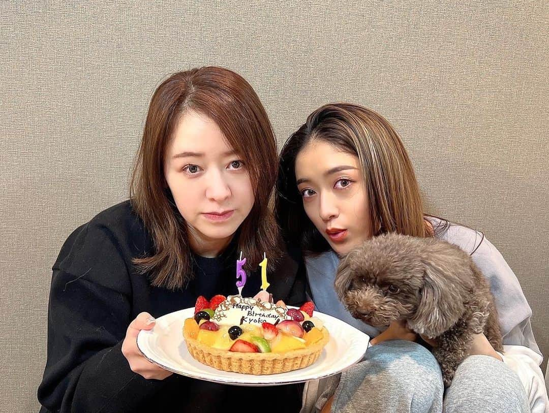 みちょママ（みちょぱ母）のインスタグラム：「昨日は誕生日で家でお祝いしてもらいました😊 こうやって子供達が大人になってたまに皆んなで過ごす時間は大切ですよね  沢山の方からお祝いメッセージなど頂き幸せな誕生日を 過ごせました！ ありがとうございます♡      まだまだこれからです！残りの人生楽しんでいきたいと思っています😄         #お家で誕生日会 #子供達と誕生日#誕生日#家族は大事 #家族と過ごす時間を大切に #感謝の気持ち #幸せな時間をありがとう#アラフィフママ#アラフィフライフ」