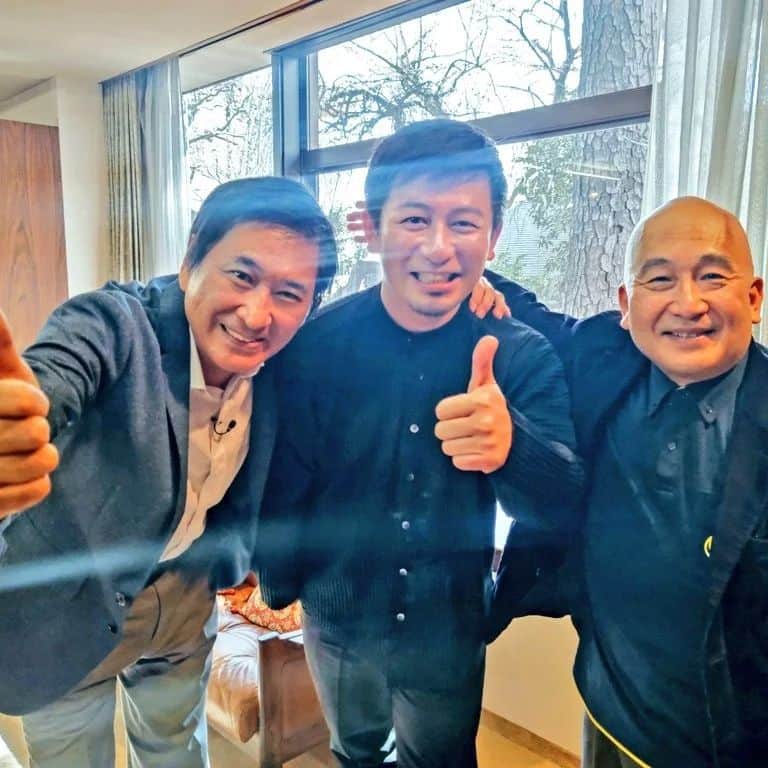 藤岡幸夫のインスタグラム：「今日はエンターザミュージックのトーク収録。先日初演した菅野祐悟さんが宮田大さんに書いたチェロ協奏曲❗大くんと楽しく話しながら早く再演したくなりました😀 尊敬する大好きな指揮者の広上淳一兄貴とは昔話に花が咲いて盛り上がり過ぎて、放送を一回増やす事に🤣」