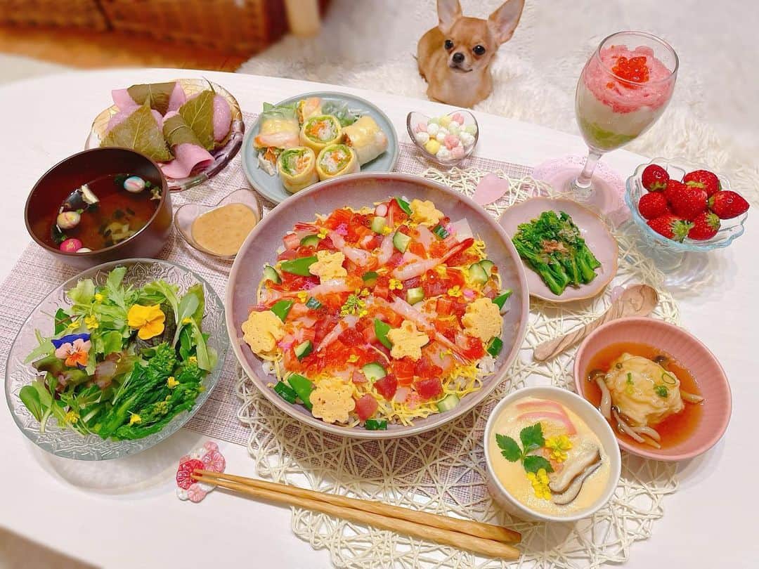 のインスタグラム：「載せてなかったひな祭りのごはん！ 春だからお花いっぱいにしてみました🌸 おいしかった✨ . あと最近作り始めた手作りベーコン🥓 3本作ったよー！ 1週間塩漬けして、ヒッコリーオークで燻しました✨ まだここから2週間くらい熟成させるんだけど、この段階でもおいしい🤤 完成が楽しみだー🥓 . （オーブンは一時的に置いてただけで、燻製はスモーカーでしてます！）」
