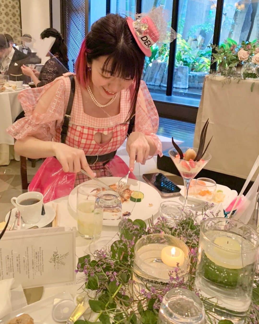 ぱいぱいでか美のインスタグラム：「親友の結婚式で余興やらせてもらった💐 . 先日親友の結婚式に参加させてもらいまして、 余興任せてもらったので でか美ちゃんとして歌ってきました💗 式の前半はちゃんとワンピースとか着てたよ！笑 余興のあとはもうほとんど最後の方だったから 衣装のままいていいことになって 一人だけかなりシュールだった😂 でもこれが正装なのでね！笑 素敵な場所で歌わせてくれてありがとう🥰 改めておめでとうだよ〜🥰 . そして先週の復帰から結婚式まで ありがたいことに映ったり人前に立つ仕事が続いたので いつも通ってる下北沢JM整体行ってました！ 前のお店用LINEが消えちゃって新しくなったそうなので 私の見て通ってた方はアカウントから辿ってみてくださいね〜✊🏻 . #結婚式 #余興 #でか美ちゃん #整体 #下北沢jm整体」