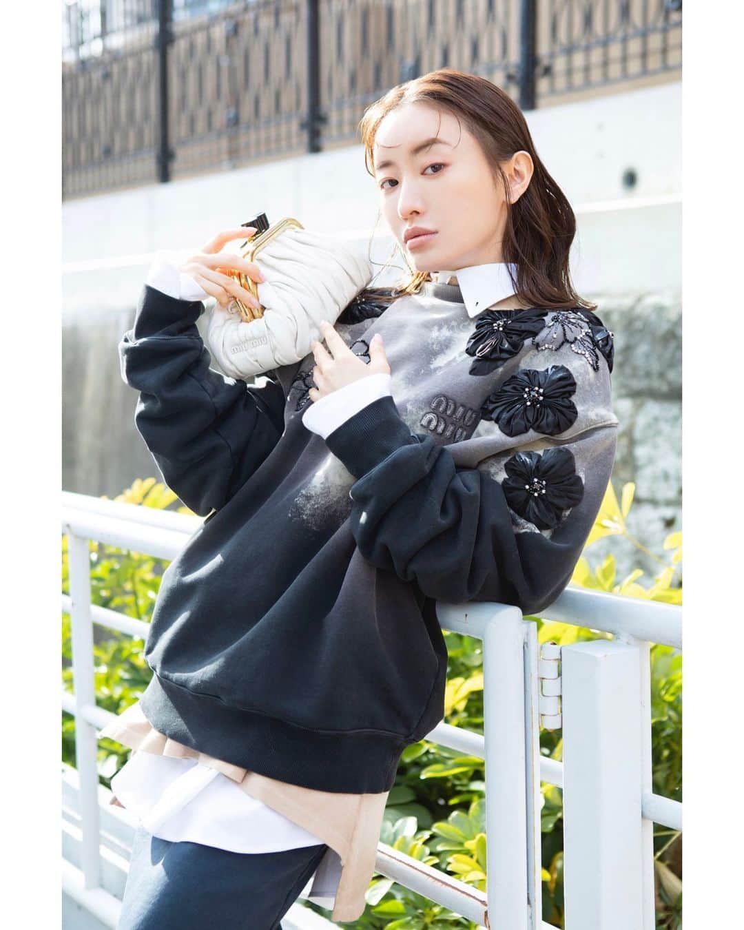松本まりかのインスタグラム：「MIUMIU FALL WINTER 2022 SHOW 🍁❄️🍁❄️🍁❄️🍁❄️🍁❄️🍁❄️ On Tuesday,March 8th 10pm @miumiu.com So so sooooo exited🥳  #MiuMiuFW22 #MiuMiu  PHOTO @mikitakahira  HAIR & MAKE-UP @ishikawayuki_hairmake  STYLING @miumiu」