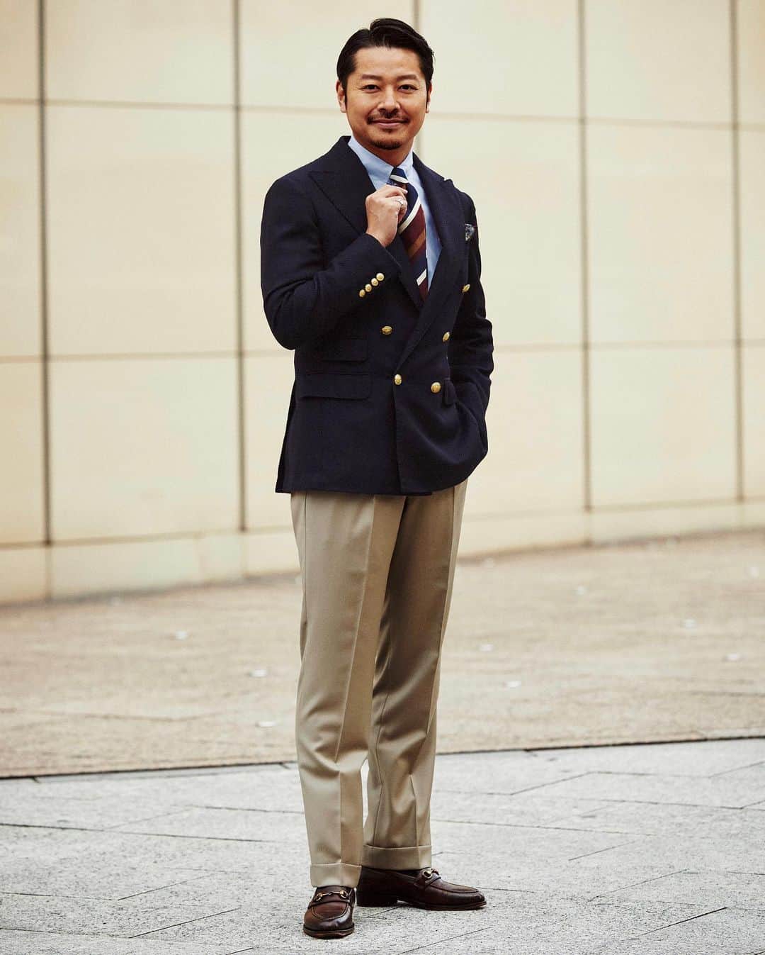 高田朋佳のインスタグラム：「阪急メンズさん @hankyu_mens_tokyo  @hankyu_mens_osaka  の特集に出させて頂きました💦 僕のワークスタイルを僭越ながらお話しさせて頂いております。 僕の場合、仕事が遊びであり遊びが仕事でもあるので(これは @kuri_osa さんから参照)わがまま放題、ライフスタイル中心にお話ししてしまいました😅 ご覧頂けますと幸いです。  #fashioncreator #高田朋佳 #tomoyoshitakada #authenticstyle  #dressstyle #elegantstyle #modernclassicstyle #newclassicstyle #fashion #mensfashion #mensdressstyle #suitsstyle #dapperstyle #takadachannel #メンズファッション #大人コーデ」