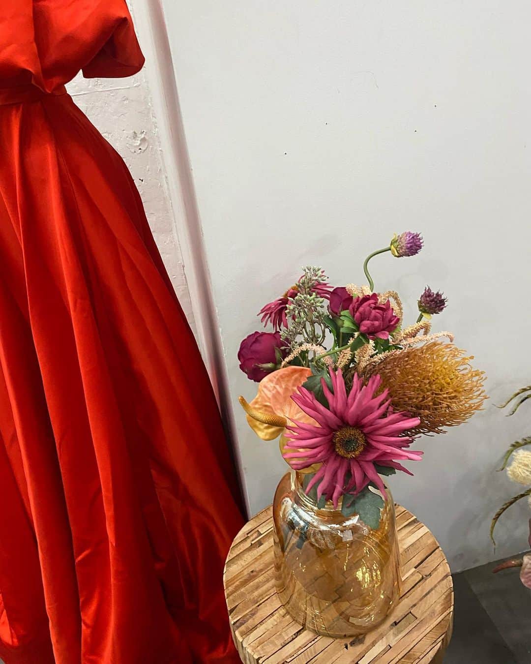 平木愛美のインスタグラム：「❤️❤️❤️❤️❤️ pop up store @artificialflower_macherieb   ストーリーズでたくさんポストしていたのですが、思い出としてのこしたくて💐  載せそうになかった、お仕事おわりな帰る間際のオフショットや。笑  YouTubeになるかもしれないと撮らせてもらった動画もせっかくなので載せさせて頂きます！！！🥺🌷🧡  みんなが可愛くって、愛おしくって、ほこほこ。 動画、私、"可愛いいい"とついつい声が漏れすぎ。😇笑💘 皆さんとともにたくさん笑ってて、見返してもほっこりします。  きてくださった皆様がた全員分ではないのですが🙇‍♀️🙇‍♀️pick upで失礼致します🙇‍♀️💕  お客様。応援してくださってるかた、何度も会いにきてくださってるかた。 お友達。関係者の皆様。💎💠  本当にありがとうございました！！！  行きたかったー！！！など、ご連絡くださった方々もたくさんいらっしゃって😳🌼とっても嬉しいです、、、！  またの機会がありましたら、またぜひ、お気軽に遊びにいらしてくださいっ💞🧸  差し入れやプレゼントなども、本当にありがとうございました😭🧡🧡🧡  それでは今回のpop up投稿はこれにてラストです🍒🍒  世が落ち着いたら、お茶会しながらワークショップなどしたいですね〜🌷🪞☕️  #愛」