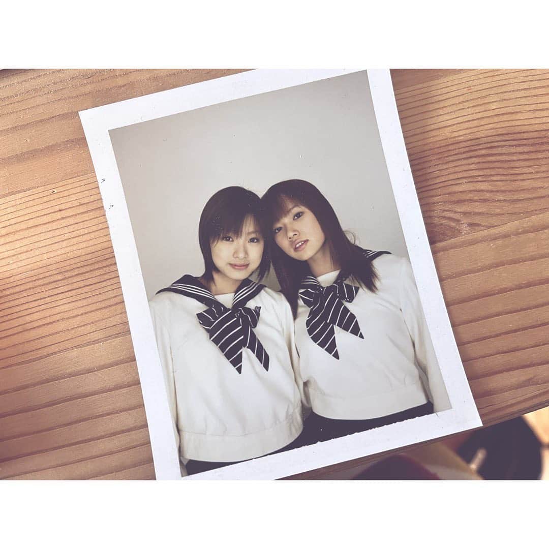 ソニンのインスタグラム：「. 19年前の私たち。 整理してたら出てきた😍 #高校教師 #2人ともポチャポチャ #上戸彩　ちゃん　#ソニン ． ． ．  #明日8日のハンサムWライブお待ちしています☺️ #昼13時夜18時 #夜は配信もありますチケット販売中」
