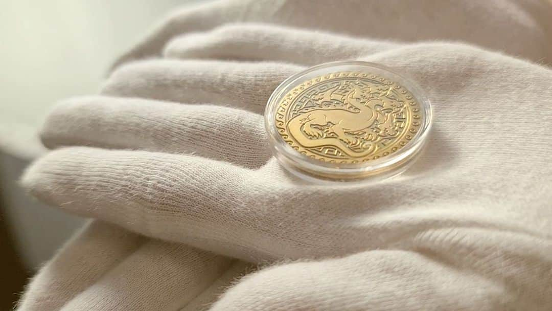 アーラン・セイント・マクシマンのインスタグラム：「We are proud to present you the first ever Helios 24 carats gold coin worth £2500 🌞  This unique and historic Helios gold coin will give you access to the Helios worldwide treasure hunt with £100’000 to win, as well as our Helios Casino arena with lots of possibilities like : Tournaments, 5 a side football pitch, cinema, a gym, study places and much more !  How to win gold coins ? - During each drops of our Helios NFT project.  - By playing the Helios play to earn free mobile app. - By buying the physical Helios board game.  Good luck to everyone 🍀  Fortune favours the bold 🌞」