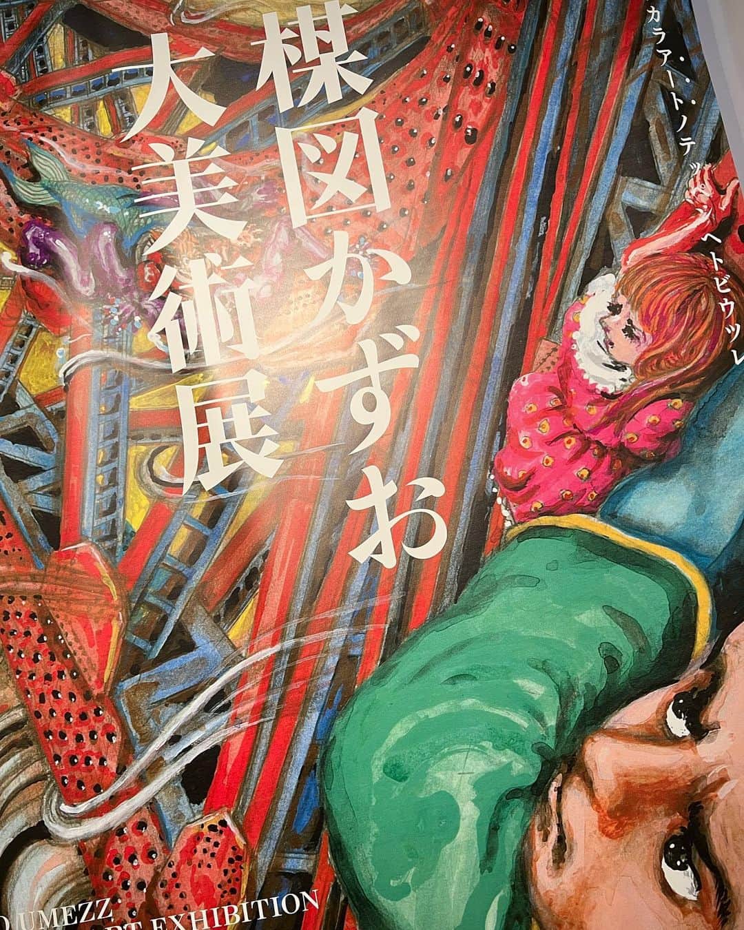 平野綾さんのインスタグラム写真 - (平野綾Instagram)「楳図かずお大美術展 KAZUO UMEZZ THE GREAT ART EXHIBITION 2022.01.28－03.25 東京シティビュー TOKYO CITY VIEW ⁡ ⁡ ZOKU-SHINGO ⁡ 27年の沈黙を破ったそこには、 想像を超越した全能感があった。 ⁡ でもそれは、 「こんなこと子供だからできるのね」 「二度とはできない‼︎」 にも通ずるところがあって、 ⁡ 1巻の1頁目がフラッシュバックした時のエモさと、 目の前に広がる途方もない芸術に、 ただただ圧倒された。 ⁡ ⁡ あぁ…だから、 「かつて子どもだった私たちへ」 なんだ…。 ⁡ ⁡ ⁡ 事前に予習していった芸術新潮のインタビューにあった、"四in五"の話も面白かった。 四(死)によって割り切れない五の世界。 SHINGO ⁡ ⁡ 恐怖と笑いは紙一重。 ⁡ ⁡ ⁡ #楳図かずお大美術展 #楳図かずお #kazuoumezzthegreatartexhibition  #zokushingo」3月8日 0時28分 - a_ya.hirano