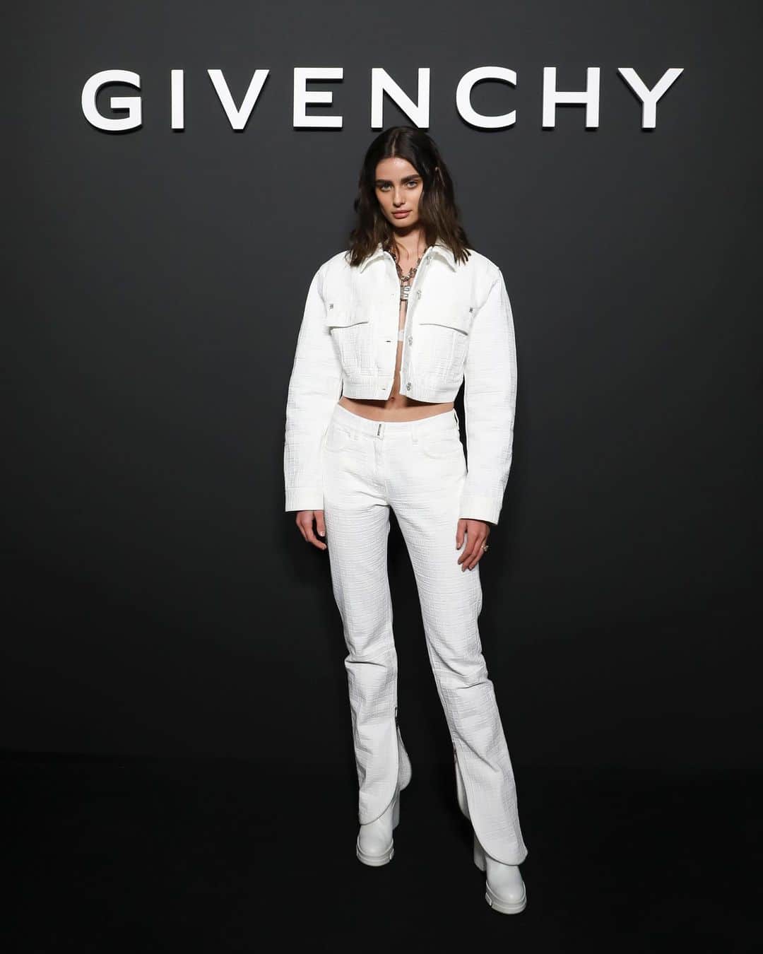 テイラー・ヒルのインスタグラム：「🤍Thank you for having me @givenchyofficial 🤍 @matthewmwilliams  #givenchyfw22  • Hair @lauriezanolettihair  Makeup @jennycoombsmakeup」