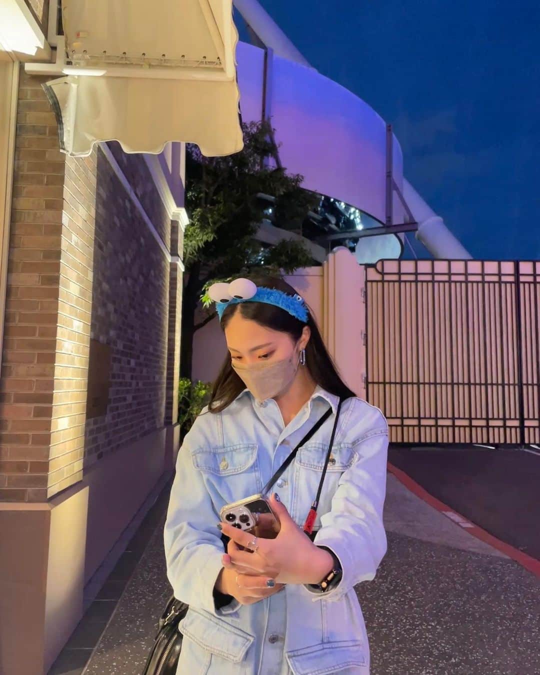 川西莉子さんのインスタグラム写真 - (川西莉子Instagram)「・ 🕶♡ この日はダイナソーしか乗ってない🌍笑笑 寒かった〜〜楽しかった〜〜🧏‍♀️❤️  #usj #usjコーデ #zara #moussy #hm #jk #sjk #05 #music #fyp #ファッション#コーデ #メイク #makeup #fashion #ootd #오오티디 #패션 #메이크업」4月5日 21時06分 - ricopa_lu