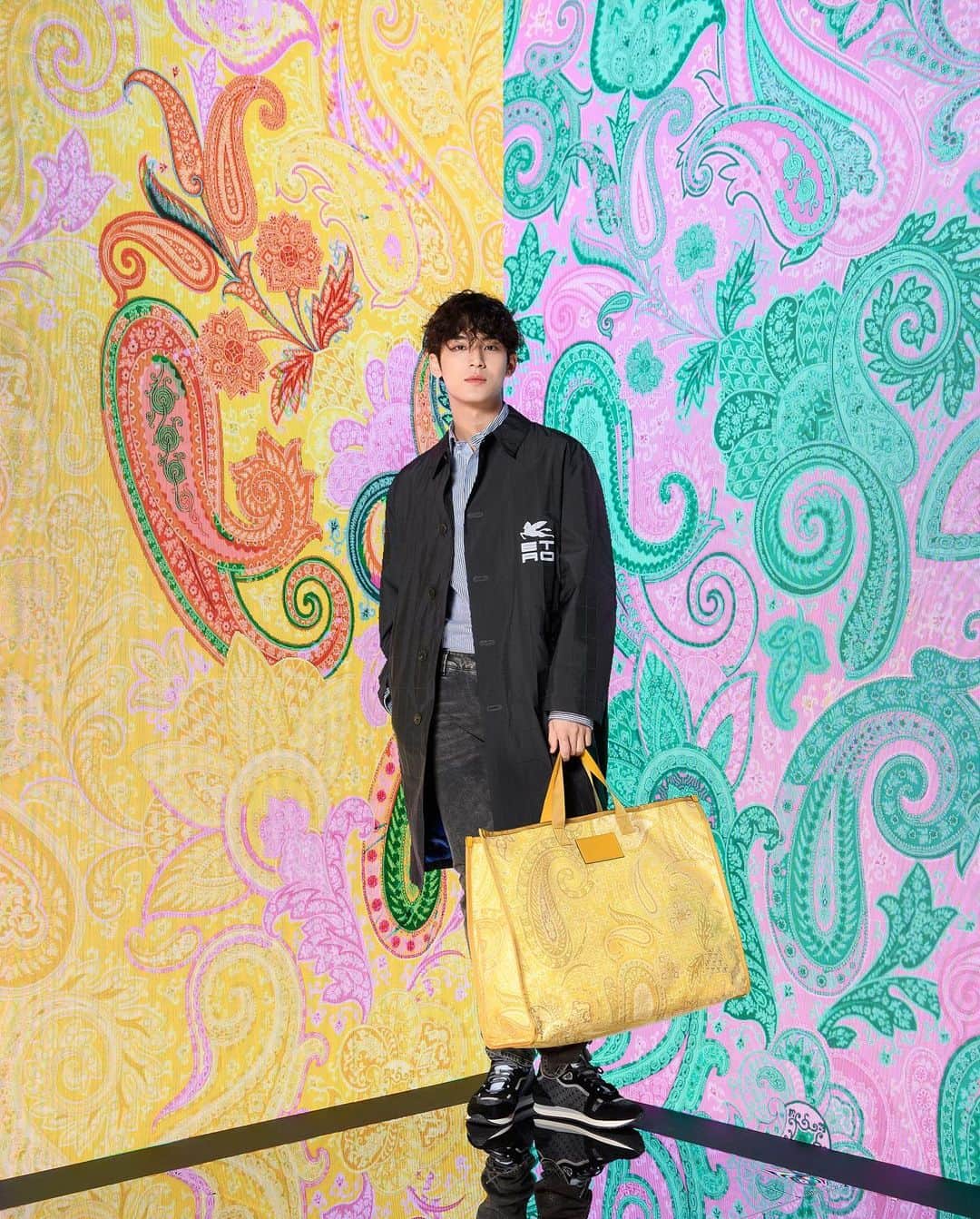 ミンギュのインスタグラム：「💚💛💚 #LiquidPaisley #Etro #에트로 #광고 @etro」