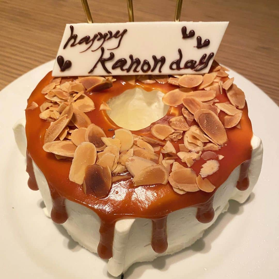 宮原華音さんのインスタグラム写真 - (宮原華音Instagram)「🎂🎂🎂  ちょっと早い誕生日を 大学時代の友達に祝ってもらいました🫶✨  まさか祝ってもらえると思わず 1時間前までキックボクシングしてて ぼろぼろな状態だったけど おしゃれなお店で美味しいご飯食べながら お祝いしてもらいました🌸  もう7回目です😳 すごくない？！  毎年祝ってくれて ほぼ毎月会ってて本当に 大切な友達に出会えたと思ってます🥰 私の一部と言ってもいい存在 感謝しても仕切れないくらいいつも 支えられてて甘えっぱなしです。 本当にいつもありがとう！！  だぁぁぁいすき🤍🤍  これからもよろしくね🤝🏻  #バースデープレート #バースデーサプライズ #サプライズバースデー #happybirthday #大学の友達 #日体大 #nssu #エッサッサ 笑　#誕生日 #誕生日サプライズ」4月5日 21時37分 - miyahara_kanon