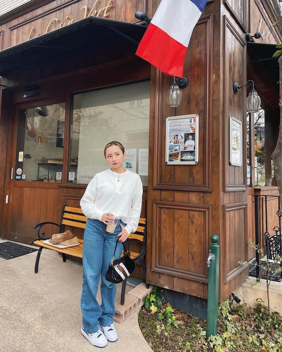 のインスタグラム：「初めて行って、すぐお気に入りになったパン屋さん🥐 とっても良かったです♡ またYouTubeで紹介します🌿 春服って身軽で最高👏🏻 . #bakery  #kagurazaka  #springstyle  #spring #fashion #パン屋さん #神楽坂 #カフェ巡り #springfashion  #julifashion」