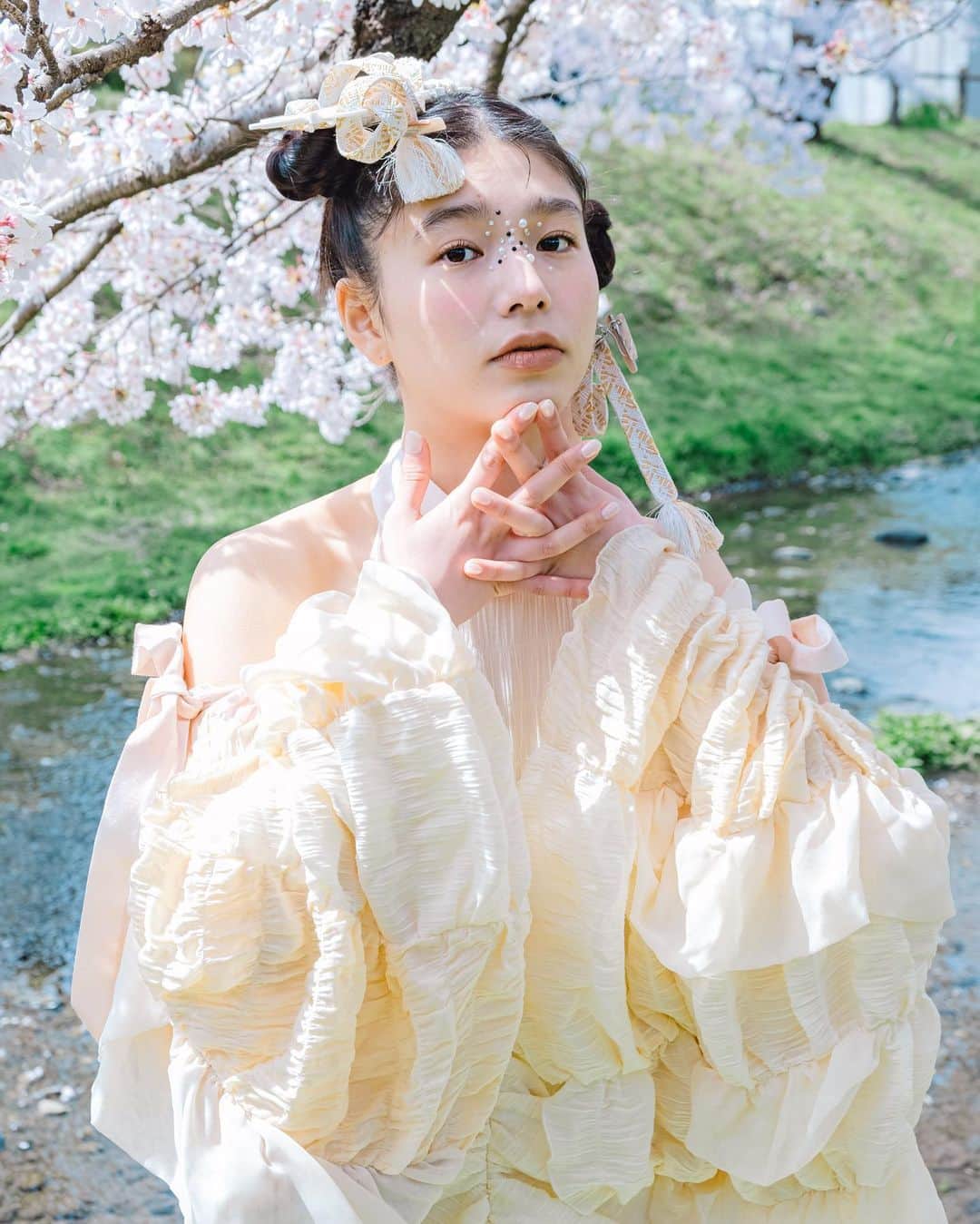 国分真央さんのインスタグラム写真 - (国分真央Instagram)「. 桜の咲く頃に作品撮りを☺︎🌸  クリエイティブ撮影は毎回、 色んな化学反応が生まれます。  フィルムも出来上がりが楽しみ！  model : @sa10jelly  hair/make : @kbktn_9961  styling : @arimi.n (Headdress and accessories production) photo : @mao_kokubu」4月5日 21時51分 - mao_kokubu