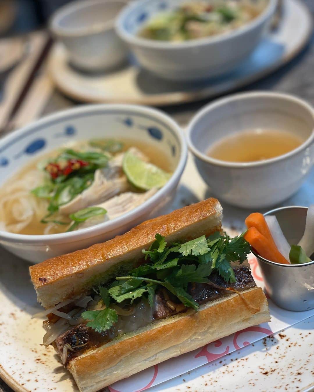 日野麻衣さんのインスタグラム写真 - (日野麻衣Instagram)「地元の友達が私の投稿見て 行きたいって言ってた @pigandtheladyjp に💙💙  みんな満足してた楽しかったん🥺  #食べすぎ #ほんとに最近食べ過ぎ #食欲が止まらない #なんで？」4月5日 21時53分 - hinomaiofficial