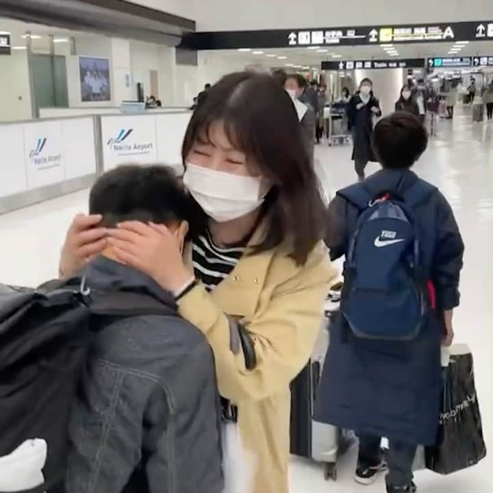 のインスタグラム：「コロナ禍、戦争中、14日間隔離、 卒業式も入学式も出れない。 そんな中決意して行動する事は 実力があってもお金があっても できない事  不安要素を軽視してる訳ではないのは この動画を見れば分かるはず  なぜ生きているのか？ 大切な事をこの方々に教わりました ご一緒できた事を誇りに思います  それも100人もです。 社会に届いてほしい 本当に大切なものってなんですか？」