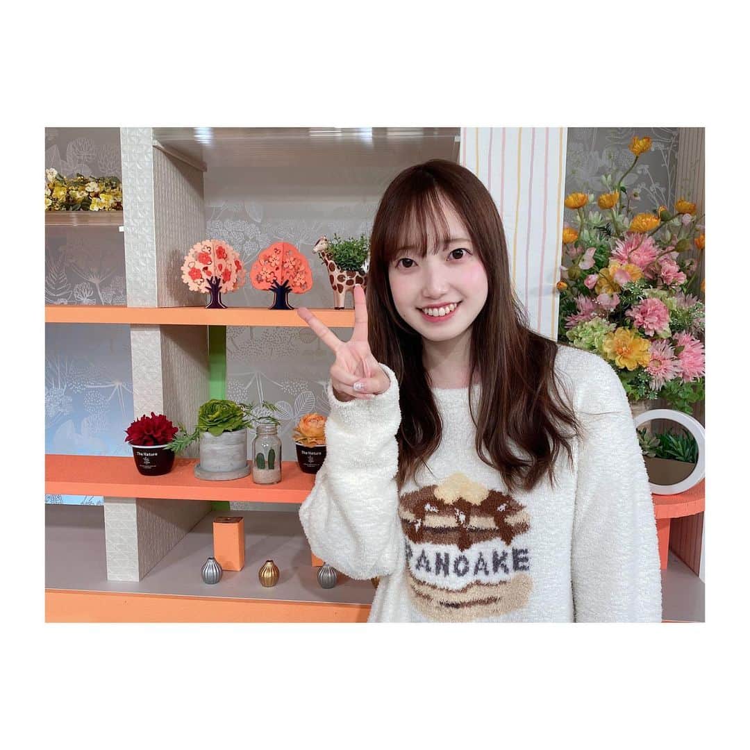 石井奏美のインスタグラム：「夜分に失礼致します🌕 昨日は今夜もジコチューで行きたい！2年目突入💡  そして今夜はRNCラジオの新番組アイドルしか勝たん！の放送🌸  ドキドキしていますが、初回は今注目の　#超ときめき宣伝部　さんを取り上げさせていただきました🙇‍♀️✨ 可愛すぎる彼女たちの魅力を少しでも伝えられますように… 23:30〜是非お聴きください📻  今回のポーズはいつものピースではなく2年目ポーズです✌︎  #岡山#香川#アナウンサー」