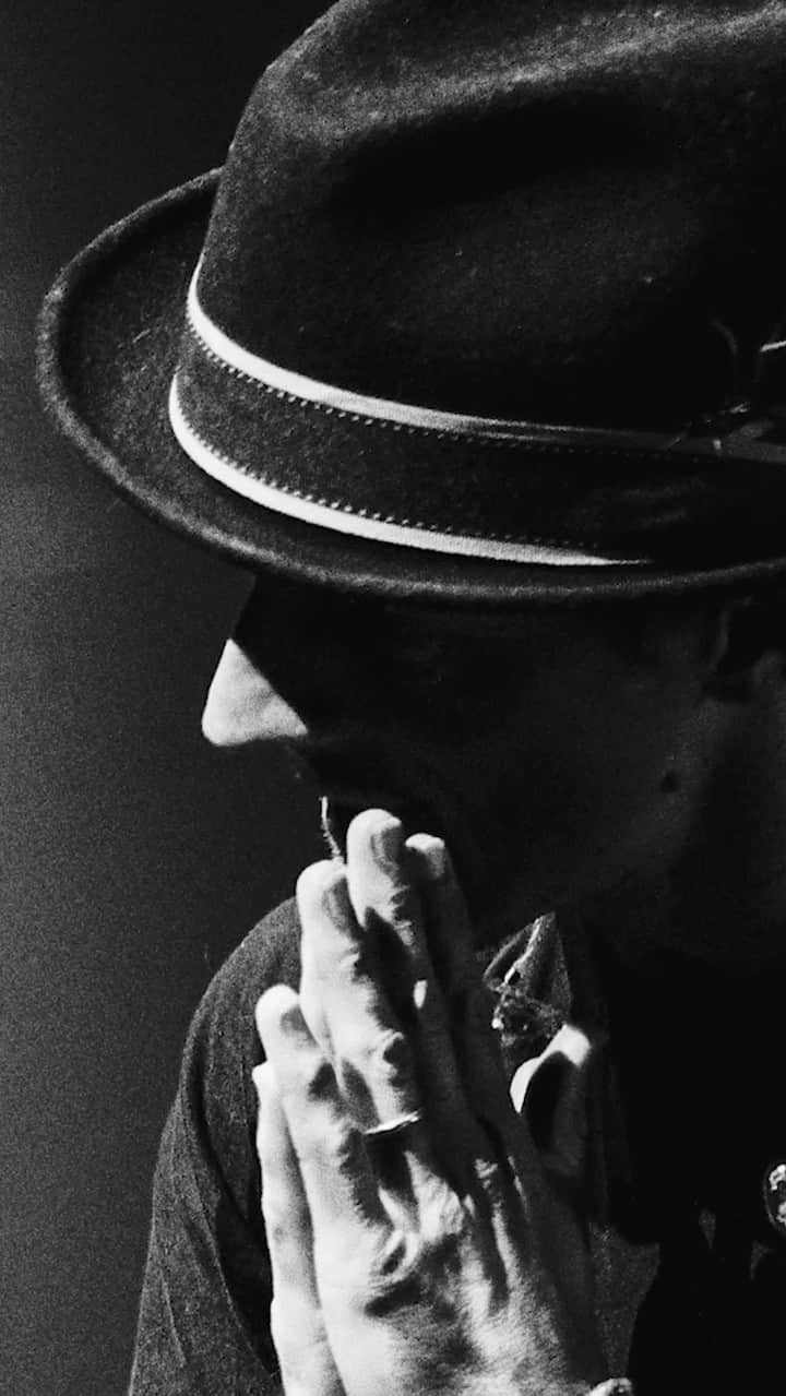 ジェイソン・ムラーズのインスタグラム：「Thrilled to share songs from throughout my catalog as well as new songs from my album-in-progress on tour this summer. Join us! Visit JasonMraz.com for tour dates & tickets. (Ticket link in bio)」