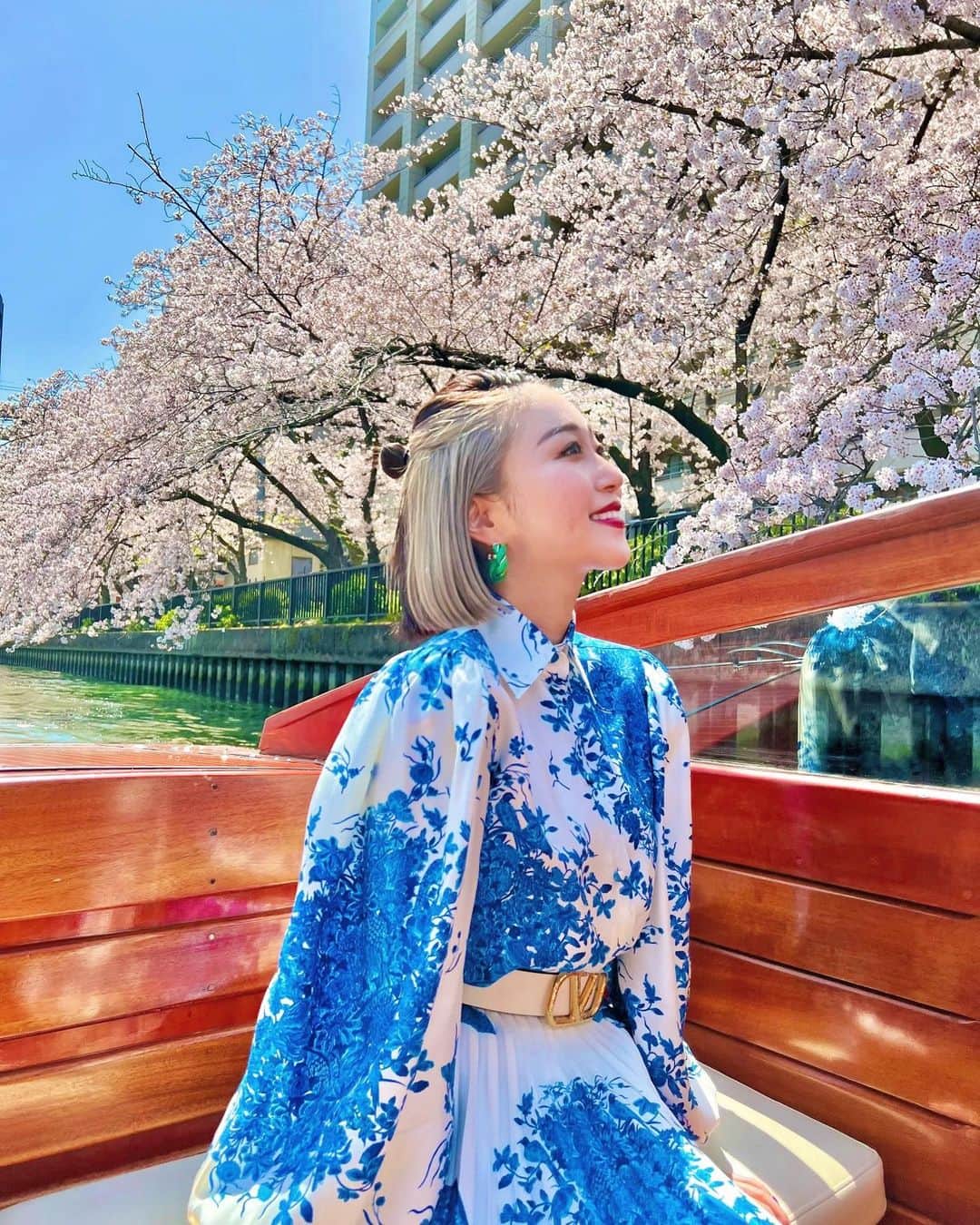 のインスタグラム：「最高すぎるお花見🌸🚢 @conradosaka  今日から13日まで開催中✔️ 桜が間近で見れて のんびり90分、 大阪を周遊できるの🌸 夜のナイトクルーズも 夜桜できっとまた違って素敵な空間だよね🌸 #conradosaka#桜クルーズ #🌸#🚢#お花見」