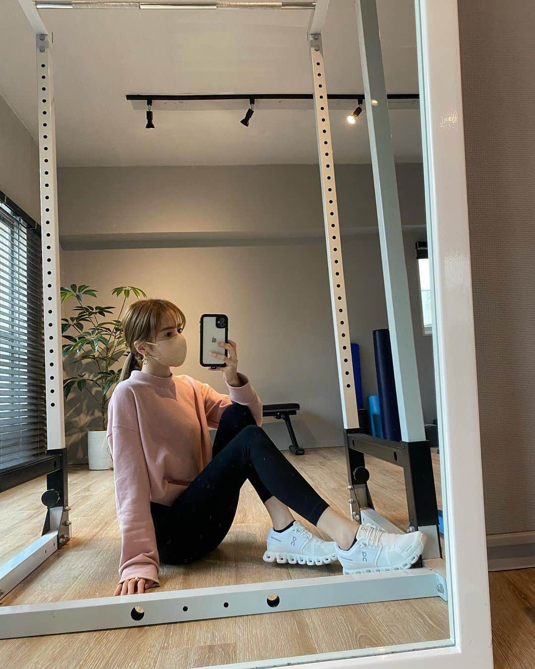 平木愛美のインスタグラム：「training 🤸‍♂️🏋️🧘‍♀️  始めて、続けて１ヶ月。かちこちだった身体がじわじわと、肩周りや肩甲骨の可動域が広がったり。 色々と動きが良くなったり。しているみたいです。💫  本当にね、運動をして生きてきていなかったからぽんこつすぎるのですが。笑  腹筋とかまーったくないんだけど、 なんとか、おかげさまで、楽しく運動できております。 良いジムに出会えて感謝なのです！✨ @stellagym.official  trainer @oma_oma.10   トレーニングようにとゲットした靴が可愛くってお気に入り。👟🤍🤍  ちなみに先日は、久々に👱🏿‍♂️のrunningと一緒に、、桜な緑道を５km走ったよ〜！！！！（夫は毎日８km！） 産後初だなぁ。🍼💕  妊娠前以来だから数年ぶりくらいっ！  しっかり筋肉痛になりました😂💛  お仕事上も、身体づくりは必要だし、母としてもしっかりpowerつけないと！！！健康でいないと！！！ と。運動がんばります！💭💭  皆さまなにか運動されてますか？😯💗」