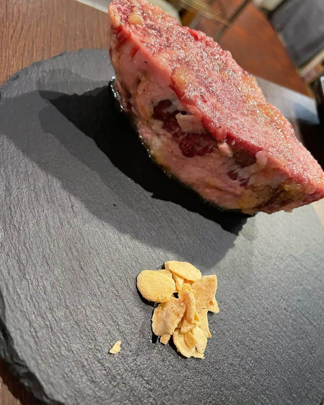 おぎたともこさんのインスタグラム写真 - (おぎたともこInstagram)「焼肉食べた(о´∀`о)ノ  お肉も全部美味しいし、お肉以外も美味しい😋  本当に美味しいもの食べると、鼻息フンッてなってニヤニヤが止まらんと思うけどそれになります🤤  コスパも良くて💯 会員だけお得に食べられるメニューもあって、スーパーおすすめ😋  #このみ #おぎたともこ #広島グルメ #広島焼肉 #焼肉 #グッと､くる。炭火焼肉トラジ #炭火焼肉 #トラジ #己斐上 #予約必須 #己斐上っていう場所も特別感ある #まわりがガチャガチャしてない #なんで焼いた肉を撮ってないんじゃろ #食べるのに1秒も無駄にしないスタイル #って事にしよう #個人的に手羽先は専門店出してほしい #本当は教えたくないお店 #私は知り合いに教えてもらったけど #とにかく #一回行ってみて」4月5日 23時32分 - konomiogitatomoko