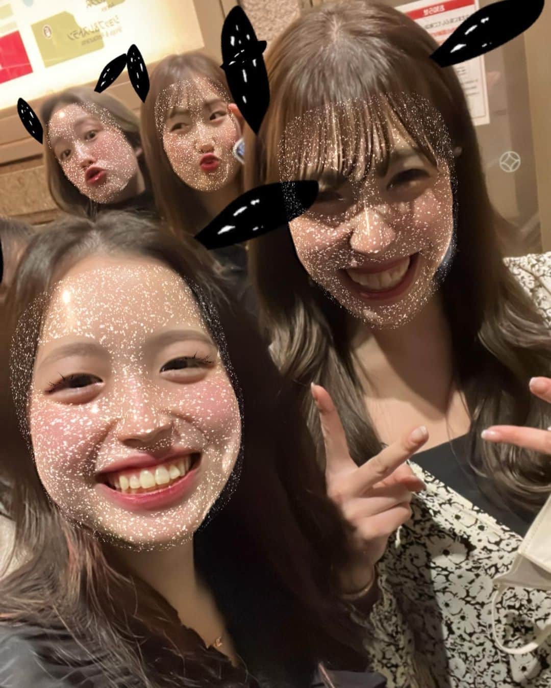武田奈也さんのインスタグラム写真 - (武田奈也Instagram)「ㅤ 　 　 生徒達と🤍🤍🤍 　 みんな、素敵な大人になってて 感動した🥺🥺💓 　 小学生とかだったのに🥺🥺💓 　 話してることバラバラで 誰か１人は笑っちゃってる人いて まとまってないけど 変わらずおもしろかった🥰 　 　 かわいいかわいい生徒達🌼🌼🌼 　 　 あなた達がいたから 先生は先生になれたよ😊🌷 　 　 　 お店に入る前にみんなで抗原検査してるのが シュールだったね。笑 　 　 　 ㅤ」4月5日 23時38分 - nana___takeda