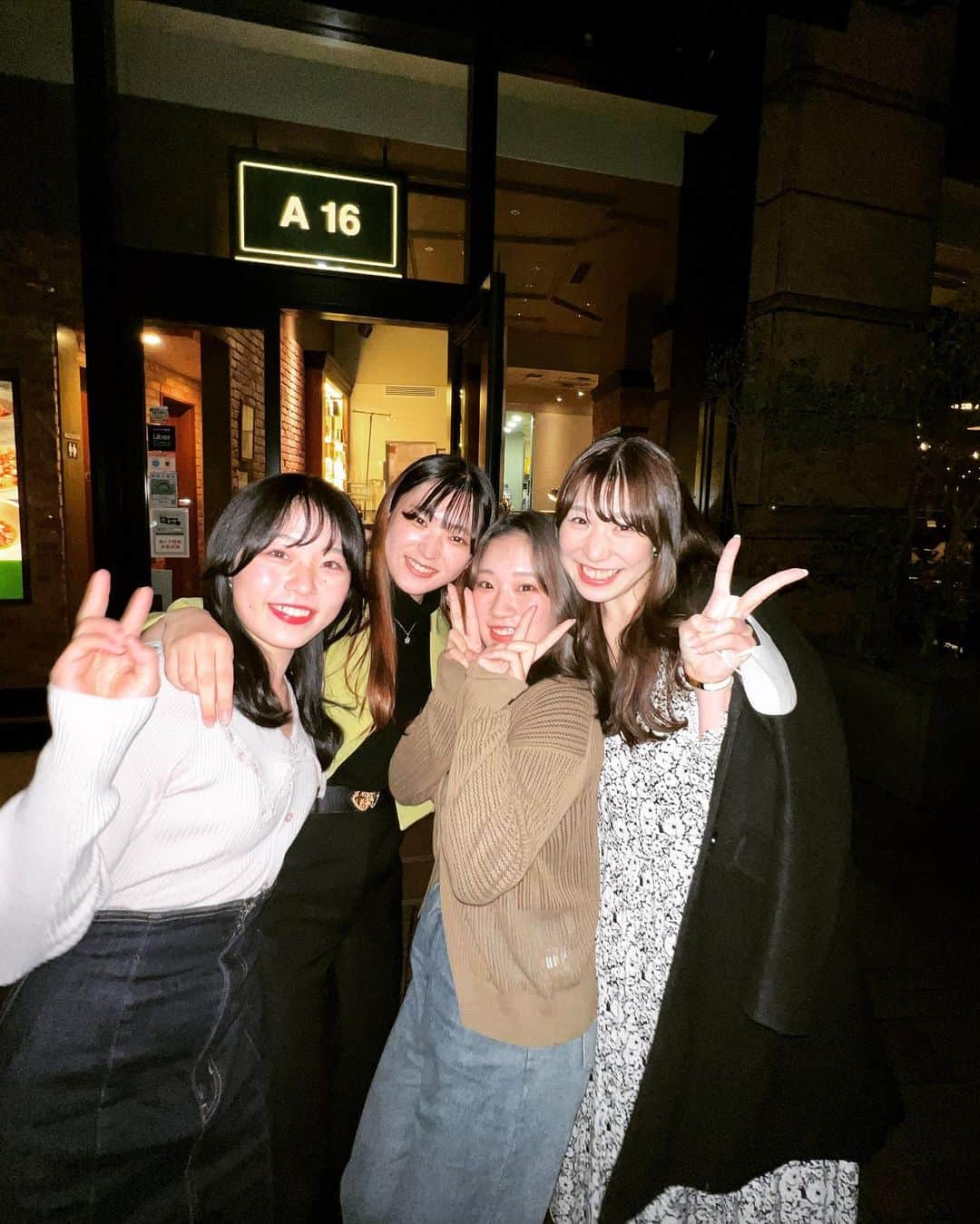 武田奈也さんのインスタグラム写真 - (武田奈也Instagram)「ㅤ 　 　 生徒達と🤍🤍🤍 　 みんな、素敵な大人になってて 感動した🥺🥺💓 　 小学生とかだったのに🥺🥺💓 　 話してることバラバラで 誰か１人は笑っちゃってる人いて まとまってないけど 変わらずおもしろかった🥰 　 　 かわいいかわいい生徒達🌼🌼🌼 　 　 あなた達がいたから 先生は先生になれたよ😊🌷 　 　 　 お店に入る前にみんなで抗原検査してるのが シュールだったね。笑 　 　 　 ㅤ」4月5日 23時38分 - nana___takeda