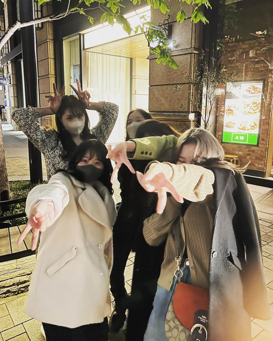 武田奈也さんのインスタグラム写真 - (武田奈也Instagram)「ㅤ 　 　 生徒達と🤍🤍🤍 　 みんな、素敵な大人になってて 感動した🥺🥺💓 　 小学生とかだったのに🥺🥺💓 　 話してることバラバラで 誰か１人は笑っちゃってる人いて まとまってないけど 変わらずおもしろかった🥰 　 　 かわいいかわいい生徒達🌼🌼🌼 　 　 あなた達がいたから 先生は先生になれたよ😊🌷 　 　 　 お店に入る前にみんなで抗原検査してるのが シュールだったね。笑 　 　 　 ㅤ」4月5日 23時38分 - nana___takeda