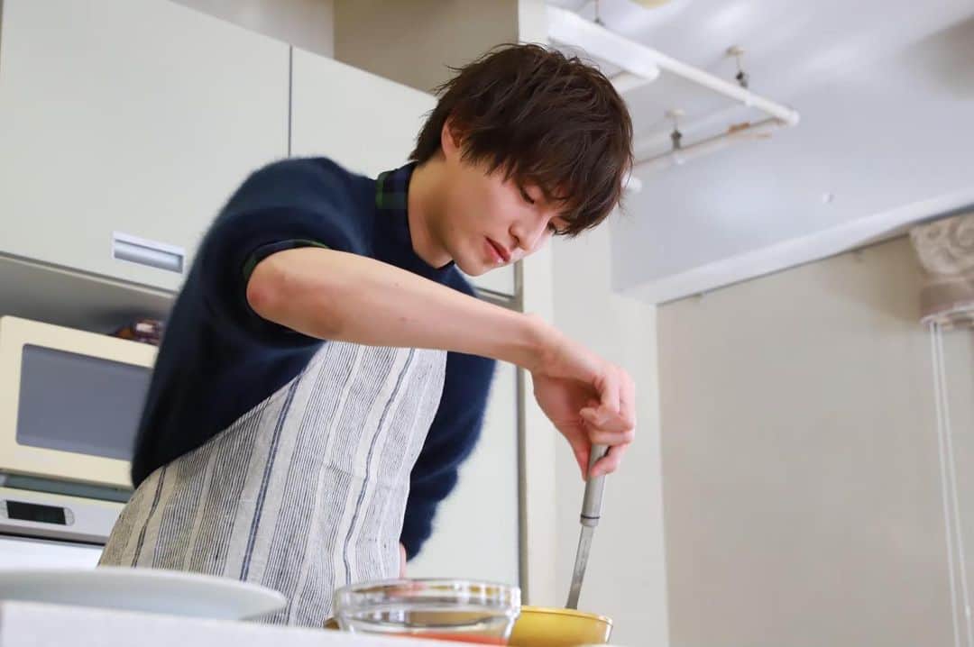 小南光司さんのインスタグラム写真 - (小南光司Instagram)「おばんです  最近、料理、全く、出来て、ません。 よくないですね。 明日は絶対に作ります。 明日は絶対に。 多分作るのは和食の何か。  #和食しか勝たん #好きな食べ物はバンバーグ #オムライス #カレー」4月5日 23時52分 - koji_kominami