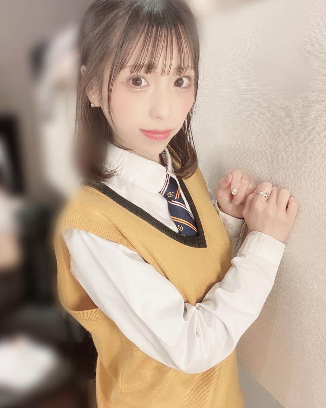 美咲優羽のインスタグラム：「. .  .  制服〜！もう無理なのかー？！行けてるのかー？！  最近何も別に悲し意とかそう言う感情になってないのにぼーっとしてると涙勝手に出てくる時ある！みんなそゆときある？？普通これ？😳 ドライアイだから？笑👼 . .  #制服 #韓国制服 #韓国ファッション #コスプレ #コスプレイヤー #粉我 #l4likes  #selca #selfie #셀카 #셀카그램 #today #ootd #dailylook #instagood #instalike #instafashion #followme #インスタ映え　#アイドル #japanesegirl #地下アイドル#黒髪#ボブアレンジ #japaneseidol#japanesegirls #地下アイドル好きな人と繋がりたい#jk」