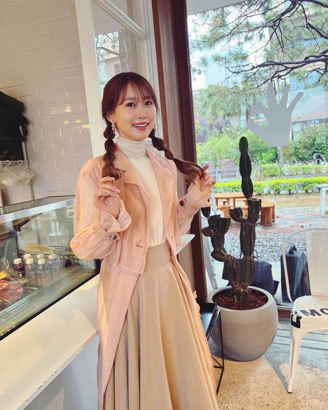 芹澤優のインスタグラム：「・  今週のSPA!の連載はゆうきちゃんと私です👧👧  BBQしました。 炭で焼いた肉ってあんなに美味しいんですね‼︎‼︎ しかもなんか焼肉とも違う味で… やけに美味しかった🤤  すごくBBQがしたくなりました！ 撮影って実際に食べてるの10分くらいだから笑 今度ちゃんとBBQしたいな〜  どうやら明日から暖かくなるらしいので、 お外でのびのび過ごすのも、 ありだと思うな♡ (もちろん色々注意は必要だけどね)  ぜひSPAちゃんゲットしてね！  #あー #今日はもうシャワーでいっかー #の気分 #いま」