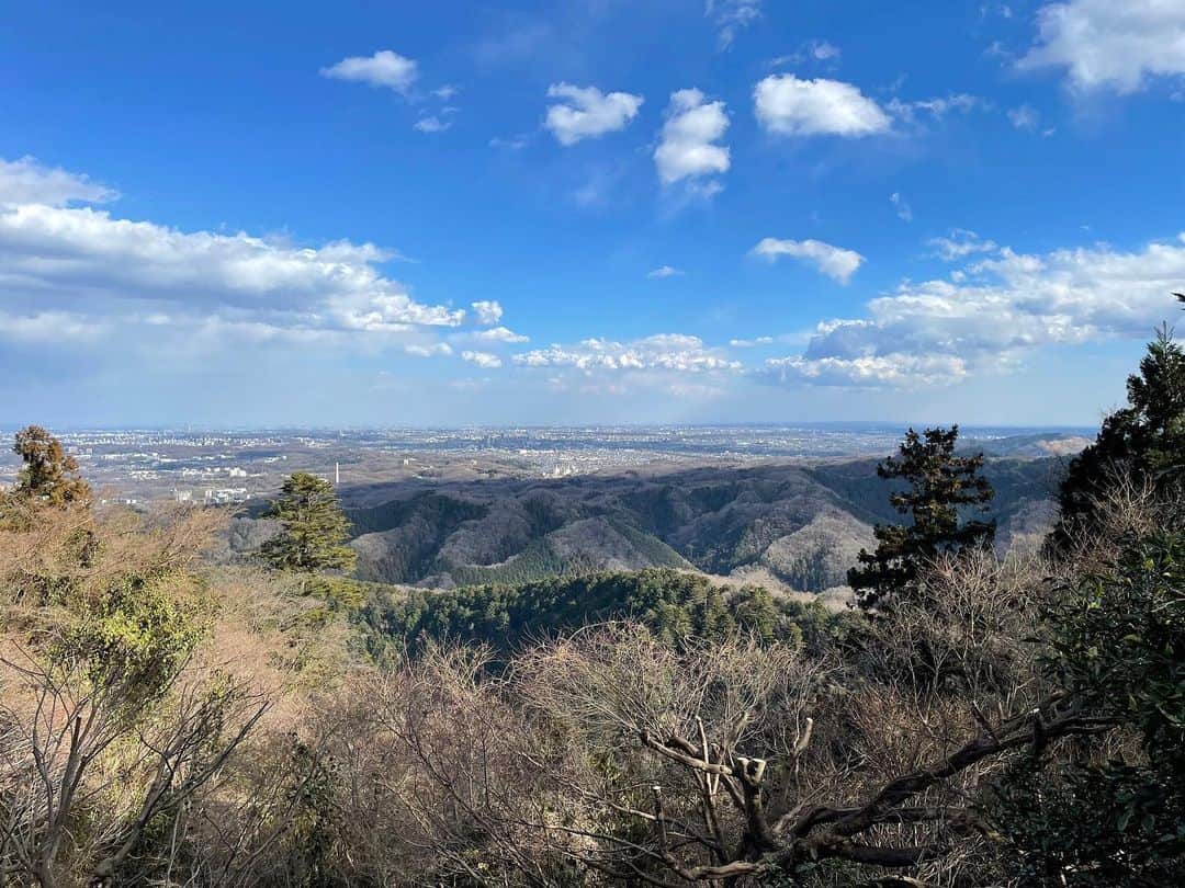 春川芽生のインスタグラム：「高尾山。  遅ればせながら良い気分をこちらでもつづるぜ！  山… 『自分との対話。』 そんなことを聞いたり聞かなかったりする、山。  まず、初手の限界は進んじゃえば13分で越えられる。だいーぶうだうだしても、丁度13分でケロッとハイになれる。学。  あと、さんまさんの引き笑い。 あれはリアクションで息継ぎをし、次の言葉への瞬発力を上げる合理的な笑い方だった…  衝撃だ……  私は一体誰の何と対話したんだ………？  動画も置いときます。笑 ⛰ @nomoto_hotaru 🐐 山中での山菜お蕎麦は最高で、こんにゃくは最至高！☺︎」