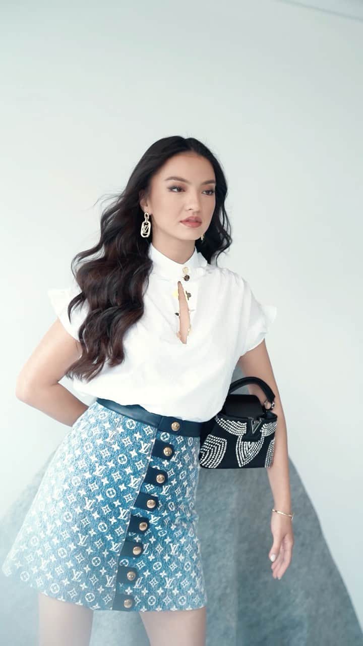 ラライン・シャーのインスタグラム：「Behind the scenes of Louis Vuitton X Tatler Indonesia cover 🖤  BTS: @arman_graphy Fueled by kisaku.co ☕️ Photographer: @michaelcools  Fashion Stylist: @ivanteguhsantoso  Makeup: @bubahalfian  Hair stylist: @yezhadjohair  Wardrobe : @louisvuitton  Creative direction : @clairiceclaire   #louisvuitton @tatlerindonesia」