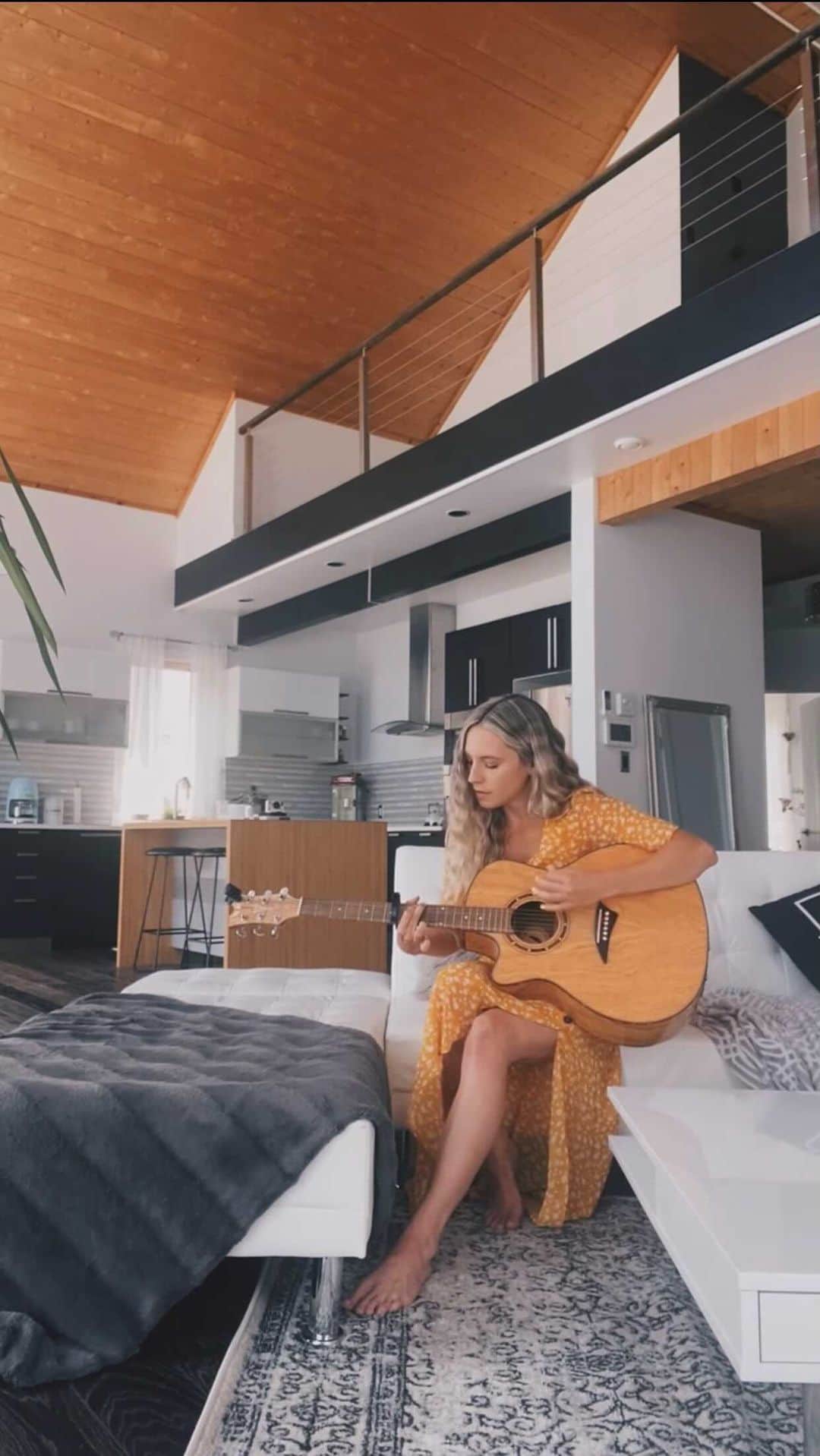 のインスタグラム：「a short Tim McGraw by Taylor Swift cover from end of august last year when life and the house looked very, very different.   now when I play I get little kicks in response - either in applause or in request to please shh 💛」