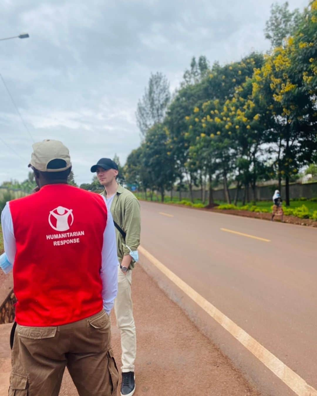 オスカー・オリー・モランダーさんのインスタグラム写真 - (オスカー・オリー・モランダーInstagram)「Hemma igen efter en resa till Rwanda tillsammans med @raddabarnen 🌎  Under resan representerade jag civilsamhället bland flertal representanter (stjärnor) från politiska ungdomsförbund.   Under resan fick vi större insikt i hur bistånd fungerar i praktiken via Rädda barnens landskontor och deras många partnerorganisationer samt Sveriges ambassad och UNHCR.   Med utgångspunkt i barnets rättigheter under fältresans alla dagar var känslorna hela tiden nära till hands.  Känslor av ilska, sorg, hopp och glädje.   Om det är något jag tar med mig från denna resa är att bistånd gör skillnad och att statistik aldrig enbart är en siffra utan alltid en individ med drömmar och ett livsöde.   Tack till alla som gjorde denna resa möjlig alltifrån de fantastiska representanterna till Rädda barnens personal❤️」4月6日 3時15分 - ollymolander