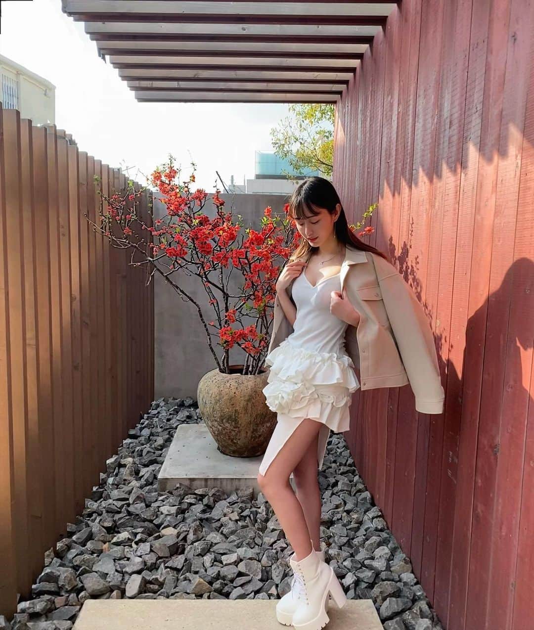 天野ちよのインスタグラム：「先日 @haab_official さんで肩のボトックスをしてきました🤍  これからの季節ワンピースやドレスを着る機会がふえて、デコルテ周りが気になるので、肩のボトックスでスッキリ見せれるように\( ¨̮ )/  #haab#南青山#青山#ボトックス#肩ボトックス#美容#美容クリニック」