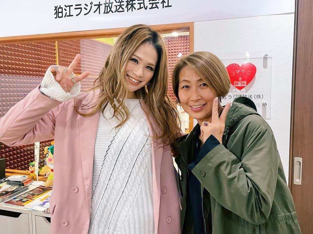 彩希エリナのインスタグラム：「ラジオの生放送聴いて下さった皆さん、ありがとうございました🤗✨  ひめラジが始まって以来、今までとは少し毛色の違う、一番真面目な放送になったのではないでしょうか🎙www  まともなテンションで喋る事も出来るんやでぃ😝👊こんにゃろっ！！  いい事言ってて染みましたってコメントもきてて嬉しかったです🤍  ご飯を食べていた流れでそのままラジオ局へ連行したのにも関わらず、快く出演してくれた元新体操日本代表選手の藤野朱美さん、どうもありがとうございました💃✨  同じ女性として、普段から語り合っている事を電波に乗せて皆んなにシェア出来て嬉しかった📡  ひめラジ2年生🎓 次回は5月3日21:00〜生放送です！  皆さん来月も是非聴いてね🎵  #ひめラジ #彩希エリナのひめラジ #彩希エリナのひめラジ自由奔放でなにが悪い #コマラジ #狛江FM #ラジオ #生放送 #藤野朱美 #アスリート #新体操 #1時間じゃ足りん #笑」