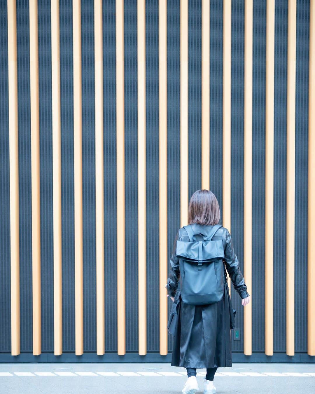 kazumaさんのインスタグラム写真 - (kazumaInstagram)「.. . Big door🚪 . もう4月。早いな〜 . . ガストンルーガ（ @gastonluga )さんに提供いただいたバックパックRULLENを妻に背負ってもらった。 丸の内を歩きながら。あっ浅草も。 . マットなブラックなため全身ブラックのコーディネートにもバランスよく合う。素材感が良いなと思う。 . . 防水の良さを思わぬ形で体感。噴水の公園でバックパックを撮影していたら、噴水にこのバックパックが転覆。でも、防水側が落ちたのでその後この素材と天気によりすぐ乾いた。濡れたタオルとかで拭くのも簡単にできるので防水素材のバックはありがたい（事故でいい写真撮れてなくその写真はなしw）。 . ヴィーガンレザーという点も使ってて罪悪感なしで良き。 . . .  #GastonLuga  #ガストンルーガ  #バックパック  #リュック  . ------------------------------ ●Instagram公式アカウント： @gastonluga  ●オンラインストア： https://gastonluga.com/jp ●安心の国内発送＆配送返品交換 送料無料 ●公式ストア15%ディスカウントクーポン（期限なし）：KZ612 ●🌸 #新生活応援 キャンペーン 🌸（3/15~4/11) 新しい生活に　新しいバックパックを 次の一歩を踏み出す あなたを応援📣 バックパックorセット購入でトイレタリーポーチプレゼント！ ※ 最新情報はGastonLuga公式Webサイトをチェック ------------------------------ . . . . . #丸の内 #浅草 . . . . . . . . . . . . . . . . . . . . . . . . ————————————————— #igersjp #team_jp_  #instagramjapan #icu_japan  #like4like #instalike #写真が好きな人と繋がりたい#ファインダー越しの私の世界 #じゃびふる #ポートレート  #instadaily #igrecommend #lovers_nippon #picture_to_keep  #jp_gallery_member  #東京カメラ部 #tokyocameraclub #indies_gram  #instagood #japan_daytime_view #art_of_japan_  #ig_photooftheday #広がり同盟  ————————————————— . . . . . . .. ...」4月2日 9時00分 - kazuma612