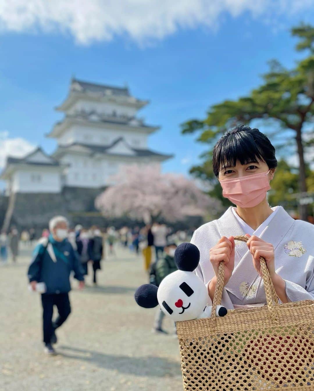 太田景子さんのインスタグラム写真 - (太田景子Instagram)「おはようございます☀  先日の着物投稿、2000を越えるイイネとたくさんのコメントをいただきました‼️みなさんからの反響の大きさに嬉し驚いています☺️🌸  そして昨日は、評判の良かったお着物でゴーちゃんとお花見デートをしてきましたよ〜🤗 (帯と小物はちょっと雰囲気を変えてみました🌸) 明日のサンデーLIVEの桜企画のどこかに映っているかも⁉️  フォロワーさんだけの事前告知です💕 ぜひ明日はどこにいるのかも楽しみながらご覧ください😉  そして、たくさんのコメントもひとつひとつ拝見させていただいています。嬉しいコメントばかりでしたが一部で補正の甘さをご指摘いただきました..🙏 よく見てくださっていてありがたい！  私の場合、着物が似合う体型ではないため本気の時はタオル5枚使いますが補正は気合と時間がないと疎かにしてしまいがち😂😂😂  とはいえルールや見栄えに囚われ過ぎて機会を失うのは悲しいこと。着物のハードルを上げる必要はないはず😌 四季を大切にする和の文化であるお着物は、着ることに意味があると思っています😊✨  季節感を素材や柄で表現するいにしえからの着物文化は予報士としても学ぶことがたくさんあります🍀 これからもどうぞ広い心で着物姿にもお付き合いいただけると嬉しいです👘🙋‍♀️💕」4月2日 8時43分 - keiko_ota1121