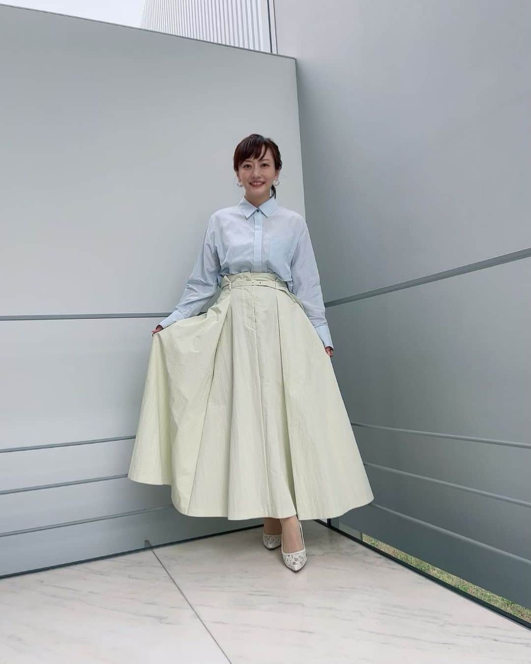 のインスタグラム：「昨日で『グッド!モーニング』を卒業しました🌸 これまでお付き合いくださった皆さん、ありがとうございました🤍 最終日に着用させて頂いた衣装です♪ 昨日撮影した写真が沢山あるのでまた後で投稿しますね!  今日正午からは『中居正広のキャスターな会』🎤 リニューアルした初回放送、ぜひご覧ください♪  #シャツ #スカート @ebure_official   #ピアス #リング @tresdoux_jewelry   #パンプス @kanematsu_official   #スタイリスト @tamakumamakiko   #テレビ朝日 #アナウンサー #島本真衣 @good_morning_ex #ありがとうございました #正午から#中居正広 さんの #中居正広のキャスターな会 #ぜひご覧ください」