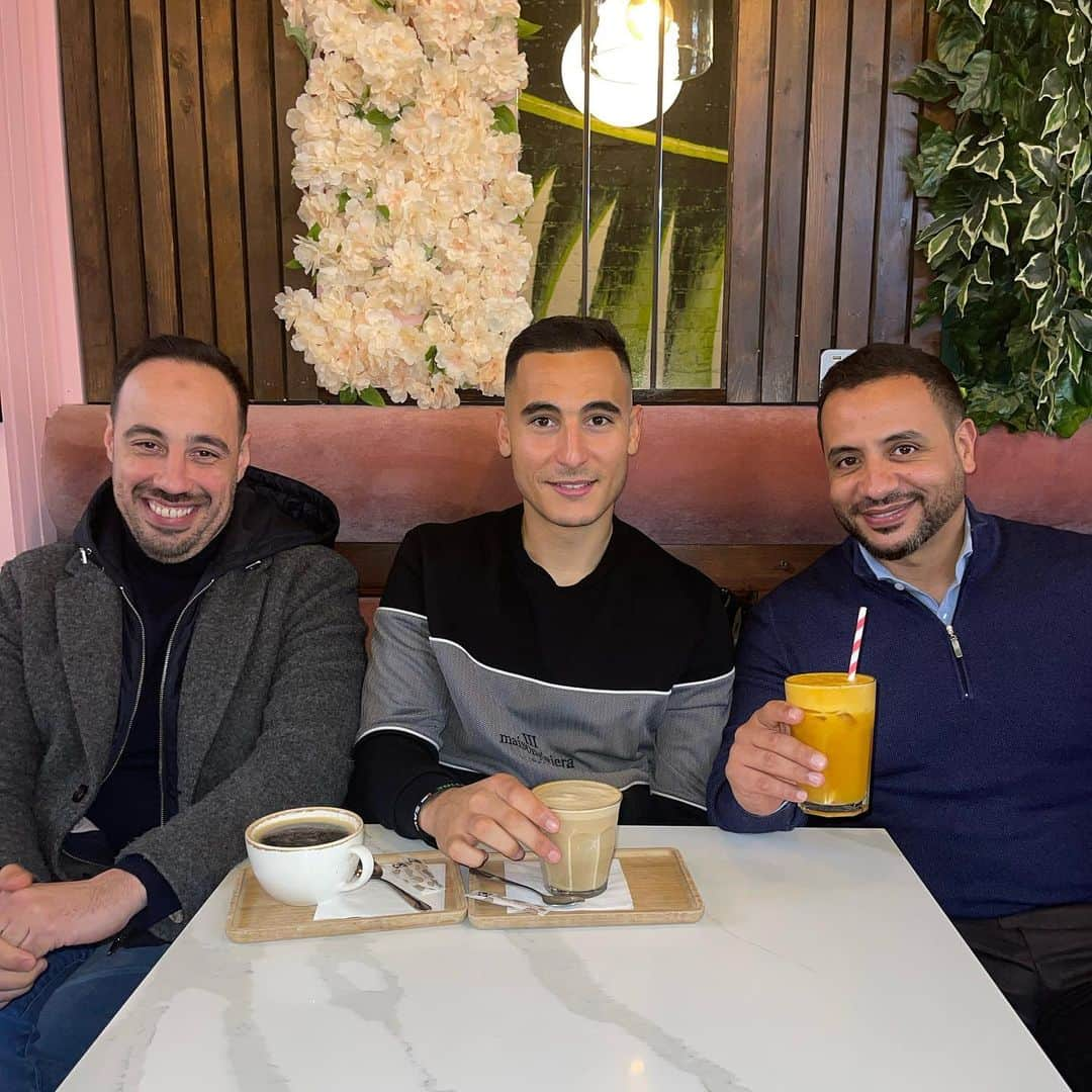 アンワル・エル・ガジのインスタグラム：「With my brothers enjoying our last coffee before ramadan 🙏🏼 🌙」