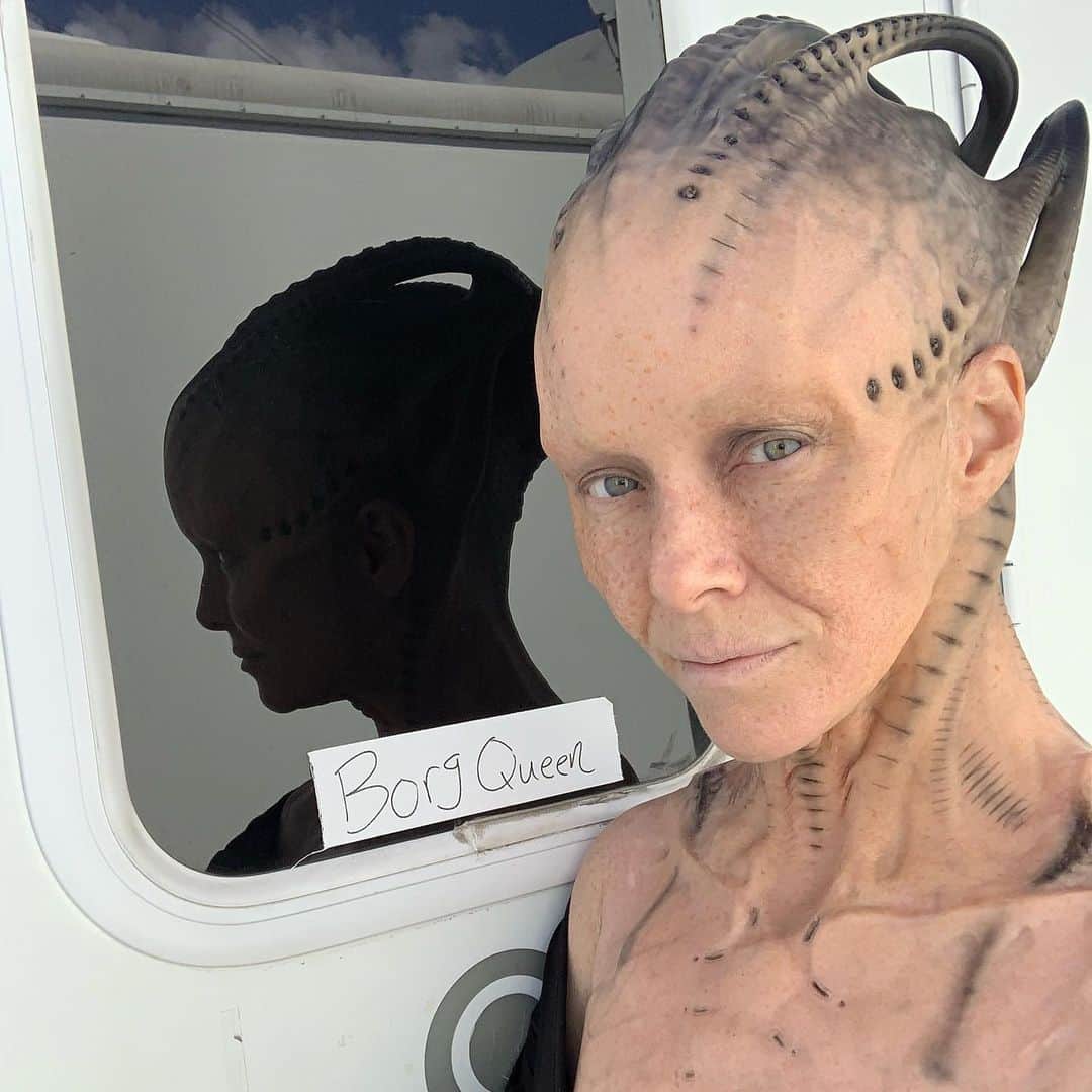 アニー・ワーシングのインスタグラム：「Sick of #Picard posts yet?  😉👑👽Never, you say?! Great!  In honor of our panel at @wondercon today, this one goes out to the incredible artists who designed, executed and applied this tricky prosthetic.  In the beginning I was called 4 hours before I was due on set. That included everything…hair in a bun, bald cap, crown on, 10 overlapping prosthetics, airbrushing and hand painting. Then costume and corset and all the rest. We very quickly got the whole shebang down to 2 1/2 hours! I’d go film some snarky BQ scenes and then it would take about 25 mins to remove the makeup pieces. I would let my hubs/family know I was almost finished by sending one of these ridiculous pics of prosthetics being cut off my face! 🤣 Some of my favorite times throughout my whole #StarTrekPicard experience were sitting in the chair being worked on by @jrmackinnon amd @kevinkirkpatrickart. I mean….what talent! And what great humans.❤️@vincentvandykefx and his team created piece after piece and @nevillepage was the concept artist for the whole thing! They did all of this while under the strictest of Covid protocols. I applaud them tremendously and I’m sure they’ll win lots of Emmys. 🏆 As they should!  Don’t even get me started on @christineclarkdesign and @syzygy_designs and their ridiculously amazing detailed fittings and BQ costume…We’ll save that for next week ;) @startrek @startrekonpplus #picardbts」