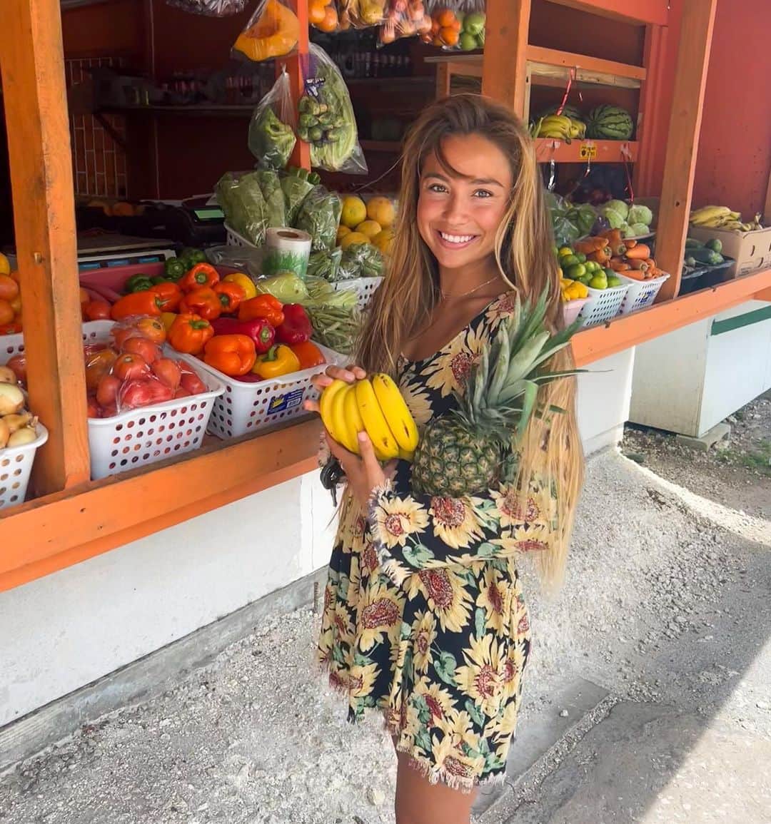 ティア・ブランコのインスタグラム：「Good morning 🍍🍌🇧🇧」