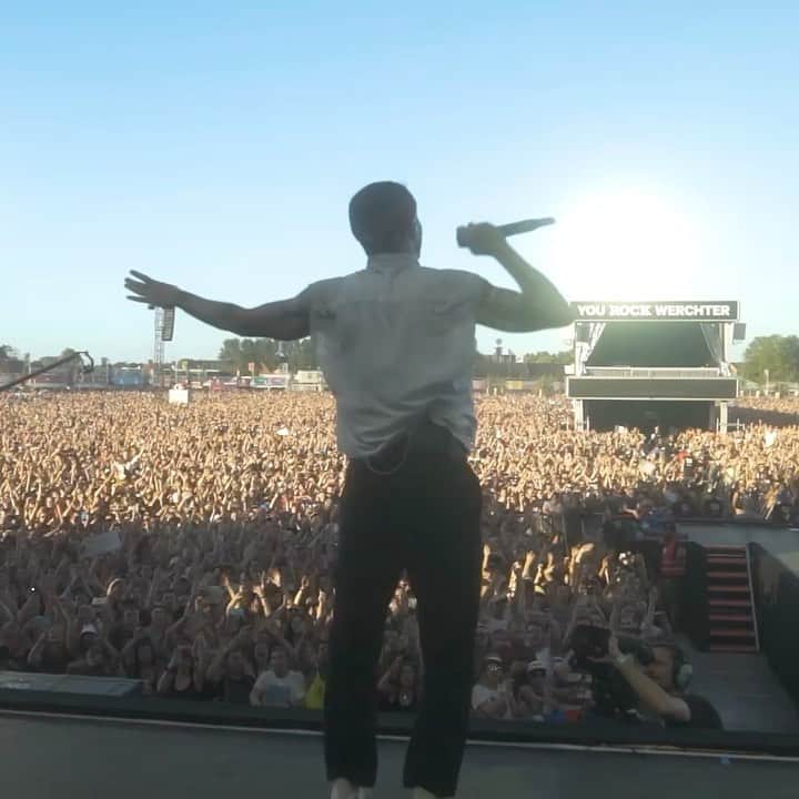 マックルモアーのインスタグラム：「TICKETS FOR TOUR WITH IMAGINE DRAGONS ARE AVAILABLE EVERYWHERE NOW! WE’RE BACK! SEE YOU THIS SUMMER 😏🥹🙌」