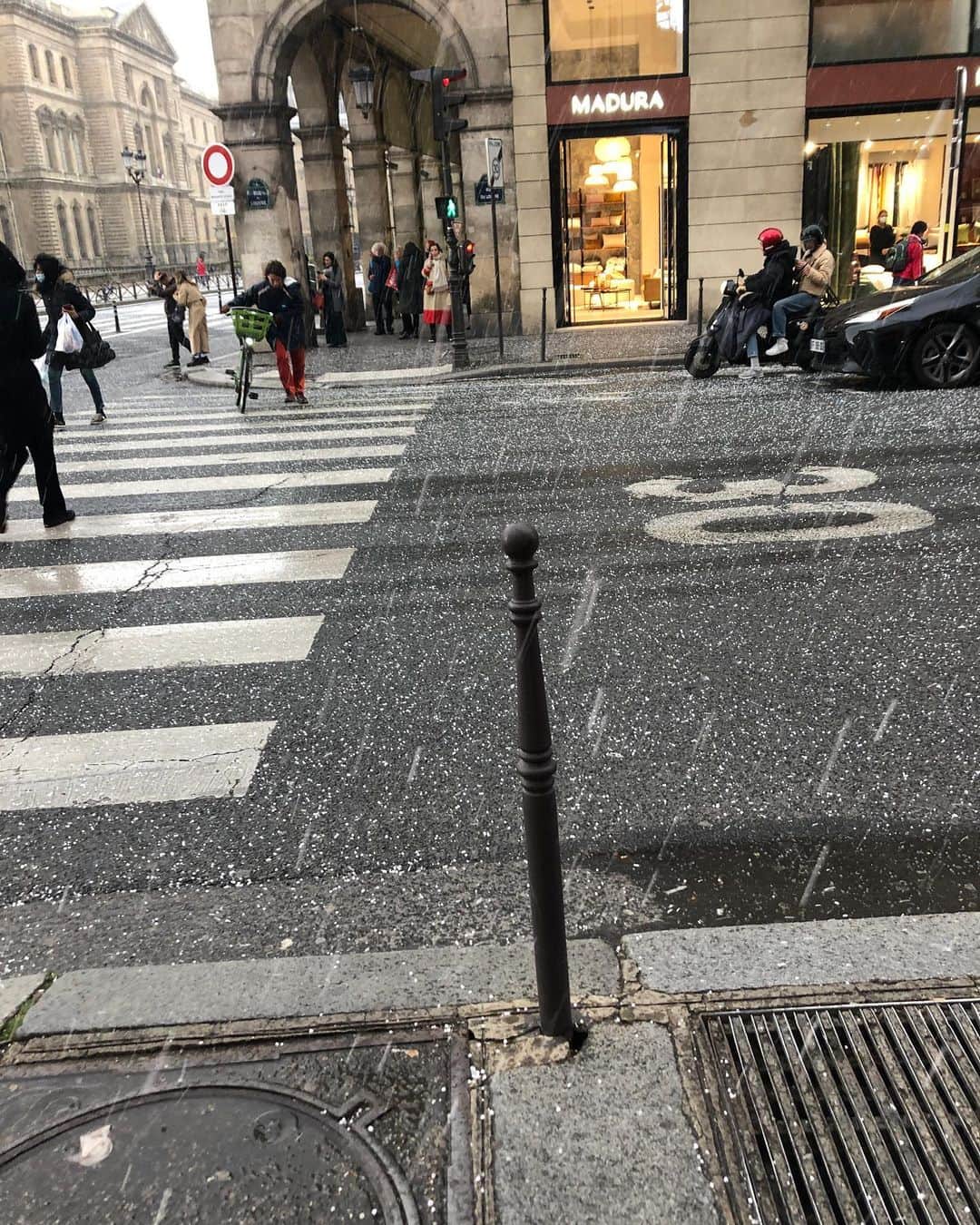 アレクシス・サブロン さんのインスタグラム写真 - (アレクシス・サブロン Instagram)「Spring snow in Paris for @converse_cons X @carharttwip but I love it❄️🥶 photo: @greyskatemag」4月2日 3時52分 - suminaynay