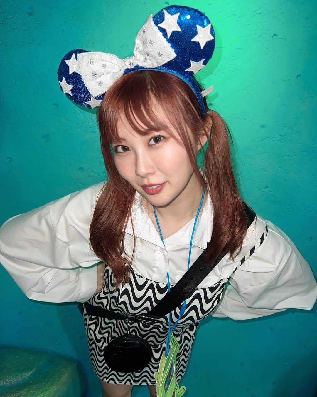 川島愛里沙のインスタグラム：「. . . 派手んぬ🌼 ありんぬ🌼 . . . . かほたんがお誕生日サプライズでディズニーシーに連れてきてくれた🥺💖嬉しい☺︎☺︎☺︎☺︎☺︎ そしてお仕事の都合で派手髪になってます(期間限定ダヨ❗️) とか言ってなかなか派手髪やる機会ないのでめちゃくちゃ楽しんでる💛 . . . #ディズニーシー #ミッキー #マーメイドラグーン #赤髪 #派手髪 #sea #disneysea #disney #redhair #リトルマーメイド #エメラルドグリーン  #誕生日 #bd #324 #japanesegirl  #followme #mickeymouse  #instagood #selfie #selca #kawaii」