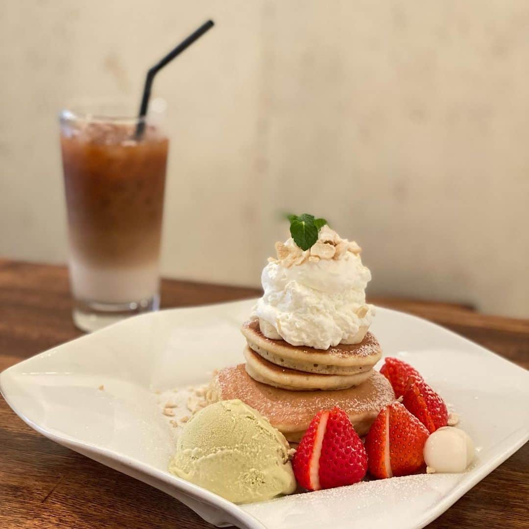 澤野井香里のインスタグラム：「スイーツ好きの👨🏻が『パンケーキ🥞行こうー♪』と言うので、京都のお豆腐を使われたテレビでも人気の#BOSSCHE さんへ╰(*´︶`*)╯ @cafe.bossche   1番人気のイチゴ🍓とピスタチオの#パンケーキ にキャラメルバージョンも😋  ふんわりモチモチした食感にヘルシーでちょうどいいサイズ感💕  Mのお昼寝のタイミングと重なったけど、奥がソファー席でゆっくりできてよかった♪＾＾  場所も#京都水族館 🐠の目の前でアクセスもいいから#梅小路 に来たらついつい寄っちゃいそう😝♪  梅小路カフェ BOSSCHE🥞🍴 京都市下京区大宮通木津屋橋下る上中之町10  050-5456-1671  #ks_22✨ #ks_kyoto✨ #京都 #梅小路 #梅小路カフェ #京都スイーツ #京都グルメ #梅小路グルメ #京都カフェ #食べスタグラム #京都スイーツめぐり #TVで話題 #京都散策 #カフェスタグラム #カフェ部 #パンケーキ #🥞」