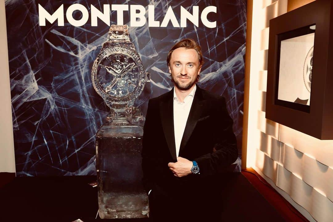 トム・フェルトンのインスタグラム：「Oh what a night w/ @montblanc at #watchesandwonders2022 #montblancglacier」