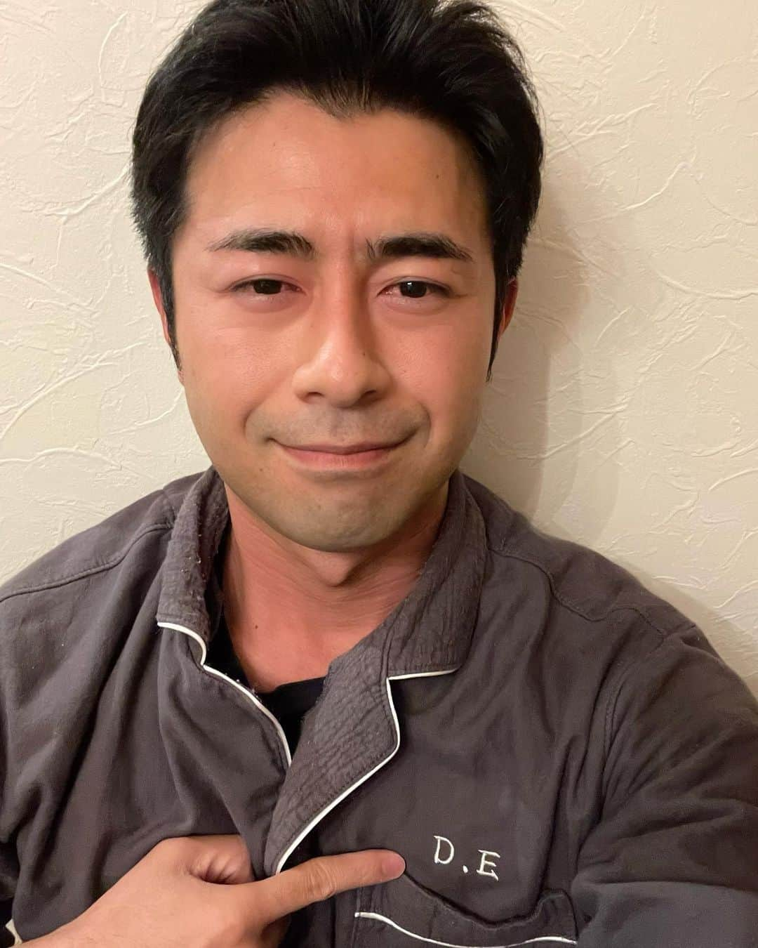 榎並大二郎さんのインスタグラム写真 - (榎並大二郎Instagram)「. 『バイキングMORE』最終回でした。 ⁡ 前身の『バイキング』時代を含め8年に及ぶ歴史の中で、私も5年半お世話になりました。 ⁡ 自分が番組を離れる際にも感じたことですが…改めて。 ⁡ 坂上忍さんの仕事ぶりを間近で見ることができたのは、 とても幸せなことでした。 ⁡ 「精進します」と伝えたら、 「精進してから来い」と返ってくる方です。笑 ⁡ 一切の妥協を排して、常に覚悟をもって番組に臨む姿が目に焼き付いています。 ⁡ 録画しておいた最終回を見ながら、様々な想いを巡らせました。 ⁡ 8年間、本当に本当に、お疲れ様でした。 ⁡ 唯一、心残りなのは、坂上さんに「一緒に写真を撮って頂けますか？」と言い出せなかったこと。 ⁡ 次にお会いできた時には、勇気を出してお願いしようと思います。 ⁡ #坂上さんから #誕生日に頂いたパジャマ #宝物です #こんな時間になってしまいました #おやすみなさい #バイキング ⁡」4月2日 5時14分 - enami_daijiro