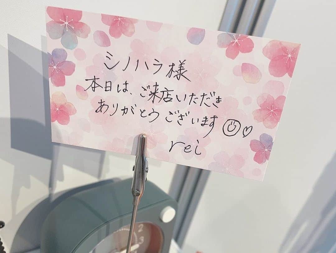 篠原冴美さんのインスタグラム写真 - (篠原冴美Instagram)「お肌が綺麗な女の子は好きですか?🌸  先日フローフシ∞さんに お世話になりました♡  今回私はハイドラフェイシャルと ポレーション導入をお願いしましたˎˊ˗   ハイドラで汚れを取りポレーションで 美容液をたっぷり浸透させて頂き お肌がぷるっぷるに保湿されて 柔らかくなりました🥺✨  次の日の朝は肌が 柔らかくサラサラで 特別なケアってすごく大事だなぁと 改めて思いました✨  今回担当して頂いたreiさんには 色んなお肌の知識を教えてもらい 施術中もとても楽しかったです❤︎ ありがとうございました!  フローフシ∞さんの おすすめポイントはこちらです.໒꒱  ーーーーーーーー 【ハイフ】 🔴医療と同等レベルで正規輸入、 最新版ウルトラ4DHIFUを使用していること 🔴ハイフのショット数が無制限で首から全顔もれなく照射ができること 🔴ベテランスタッフによるデザインハイフができるということ  【ハイドラフェイシャル】 🔵高濃度美容液で栄養を導入しながらディープクレンジングができること  🔵美容クリニックでも導入されている、医療レベルのハイドラフェイシャルを使っていること  🔵炭酸導入もついてくるので、美白トーンアップができるということ  ーーーーーー  あとは、 私のインスタグラムを見た！  という方は、  ① ✔︎通常48000円のハイフの施術が 　→オープン限定価格13800円（税込）でご体験頂けます✨  ✔︎通常25000円のハイドラフェイシャルが →初回8800円（税込）でご体験頂けます✨  ✔︎通常73000円のハイフ＆ハイドラ2STEPが →初回22000円（税込）でご体験頂けます✨  ②通常5,500円分のエレクトロポレーション導入（肌質に合わせたカスタマイズ原液を導入）のオプションがついてきます✨  みなさまぜひ一度お試しください♡  #ハイドラフェイシャル  #角質ケア  #肌質改善  #デトックス  #透明感  #ポレーション導入  #炭酸パック  #透明肌 #ターンオーバー #リバースエイジング  #フローフシ  #若返り  #アンチエイジング  #サプリメント  #最先端美容  #ウルトラ4d #毛穴ケア  #プラセンタ #韓国 #幹細胞コスメ  #肌再生  #v3 #たるみ毛穴  #最新美容  #無添加  #ハイフ  #ハイフエステ  #美容クリニック #横顔美人 #当日予約ok」4月2日 5時50分 - shinohara_saemi